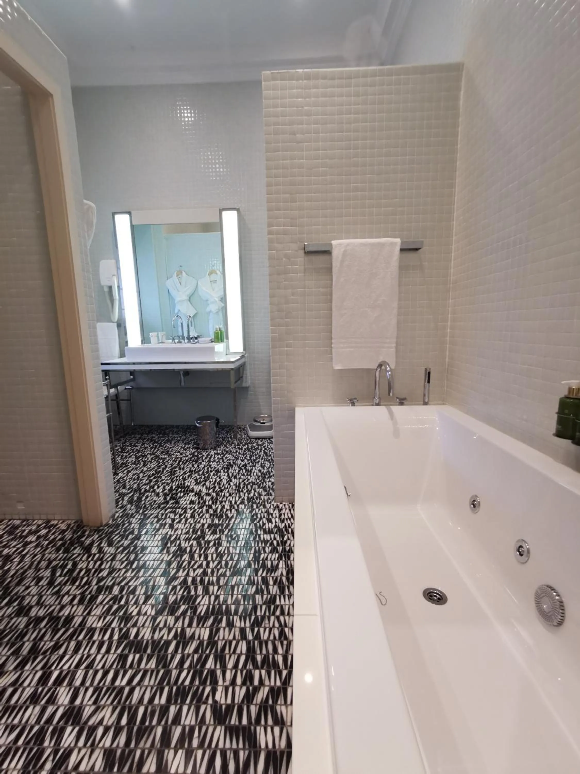 Bathroom in Langtons Hotel Kilkenny