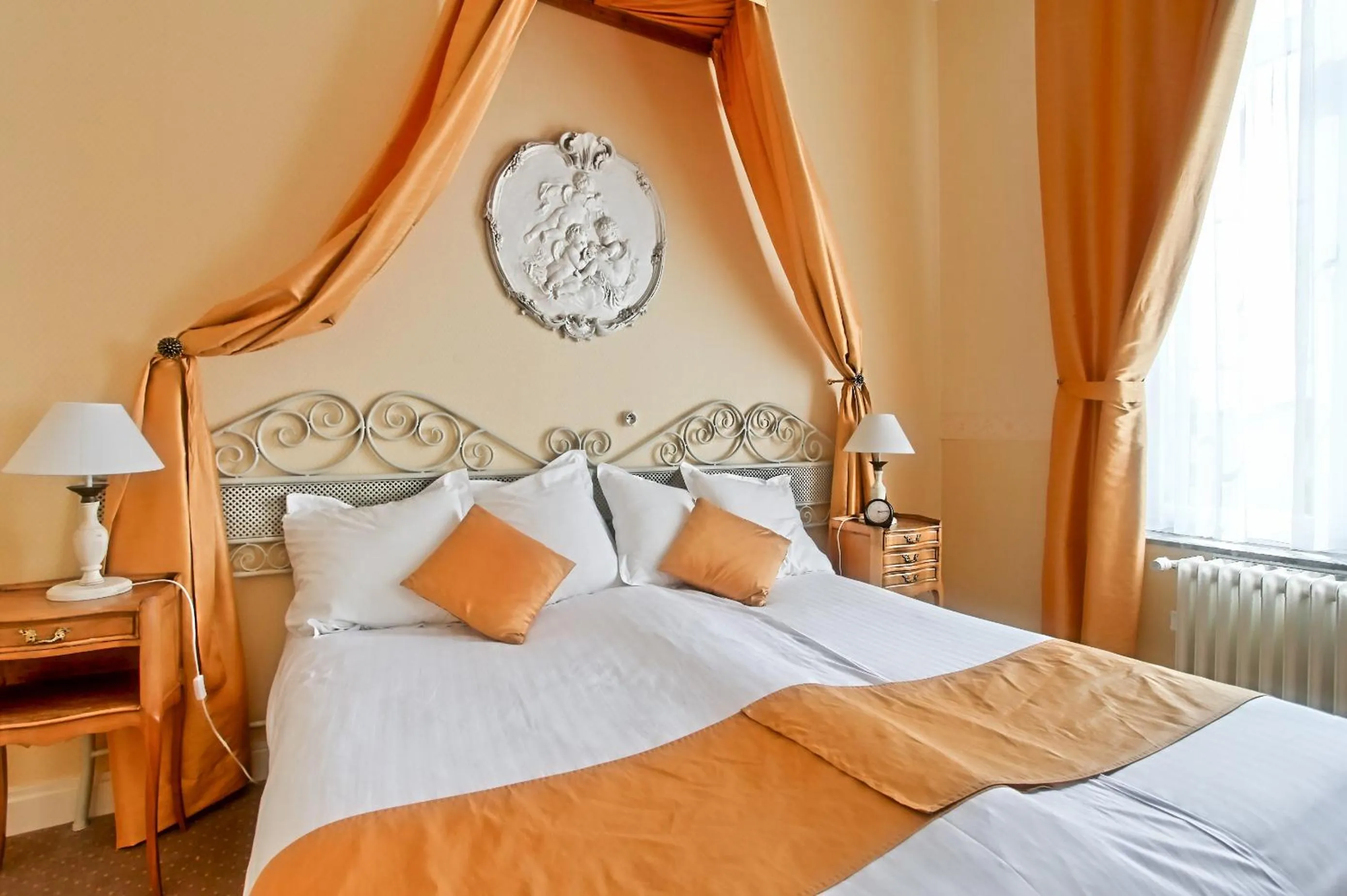 Bed in Château de Moulin-le-Comte