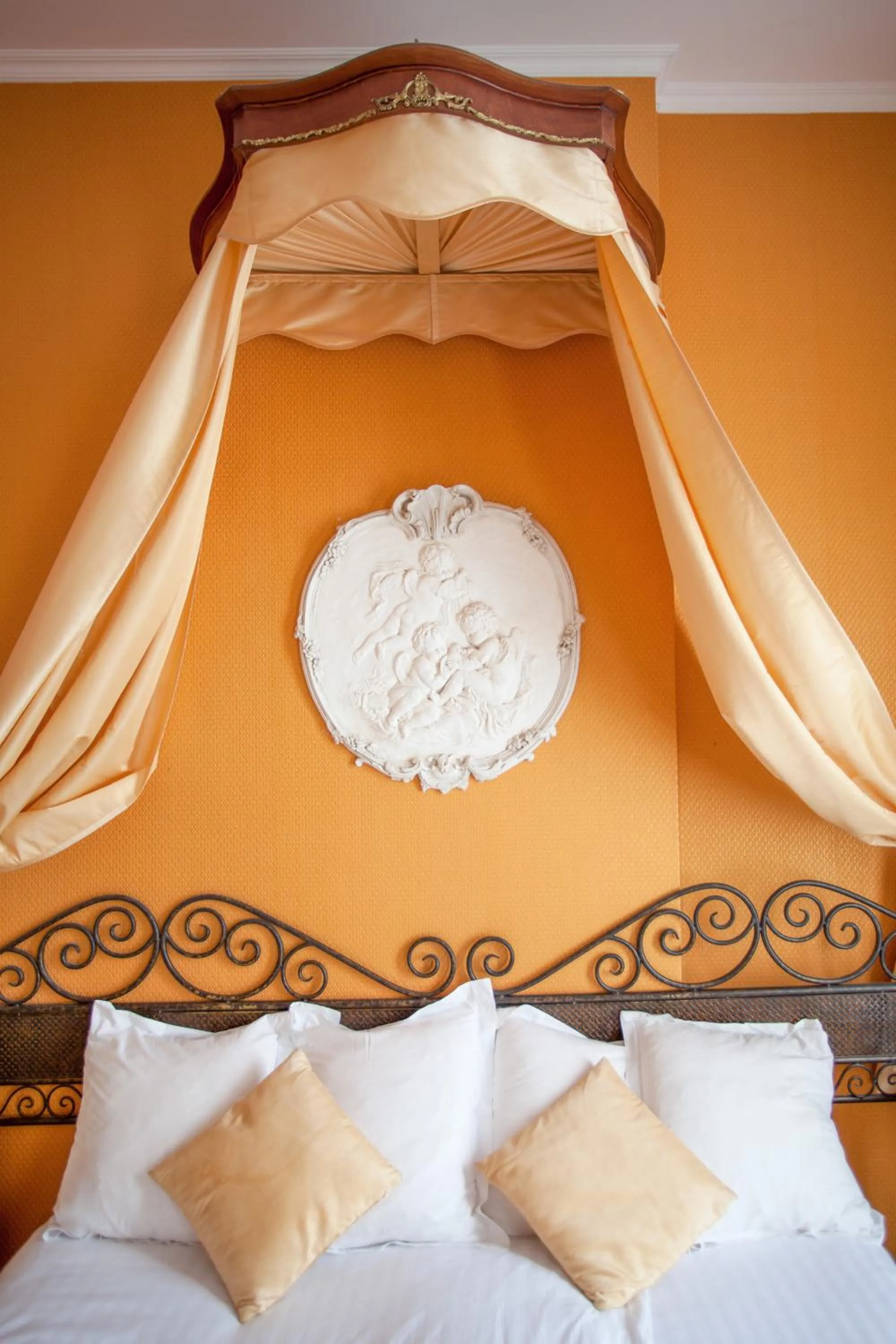 Decorative detail, Bed in Château de Moulin-le-Comte