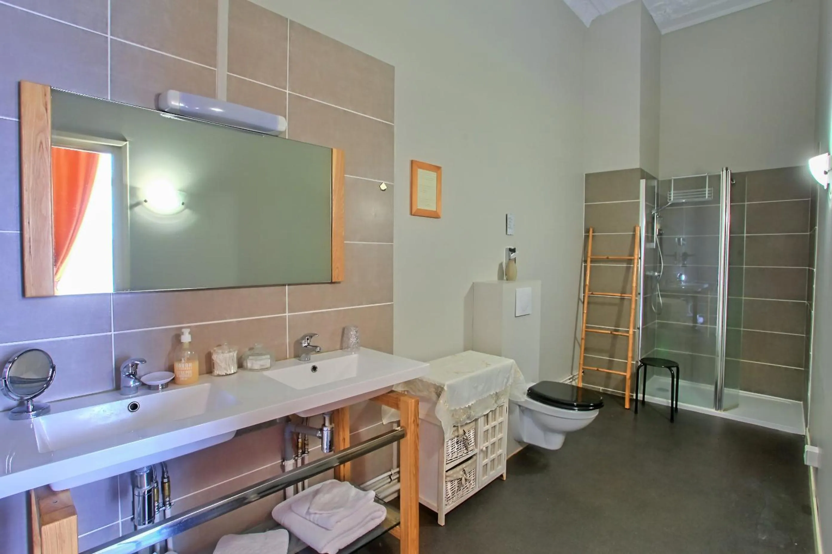 Shower in Château de Moulin-le-Comte