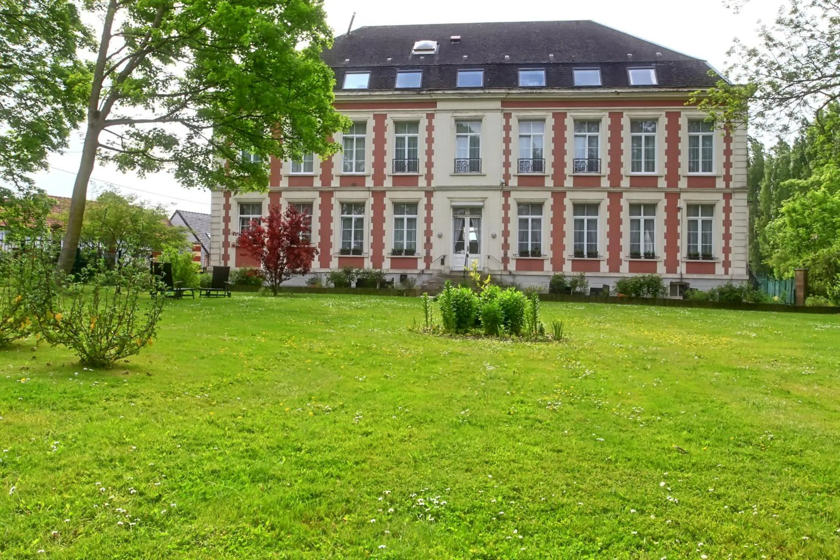 Property building in Château de Moulin-le-Comte