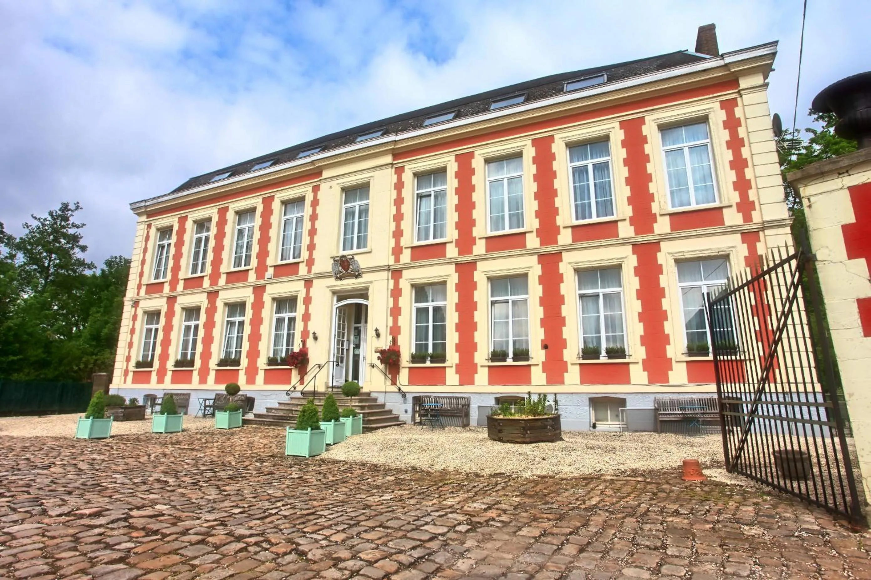 Property building in Château de Moulin-le-Comte