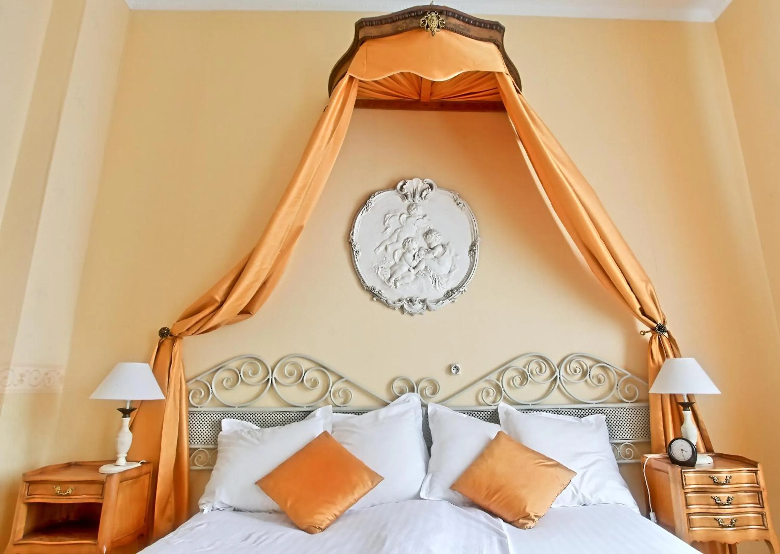 Bed in Château de Moulin-le-Comte