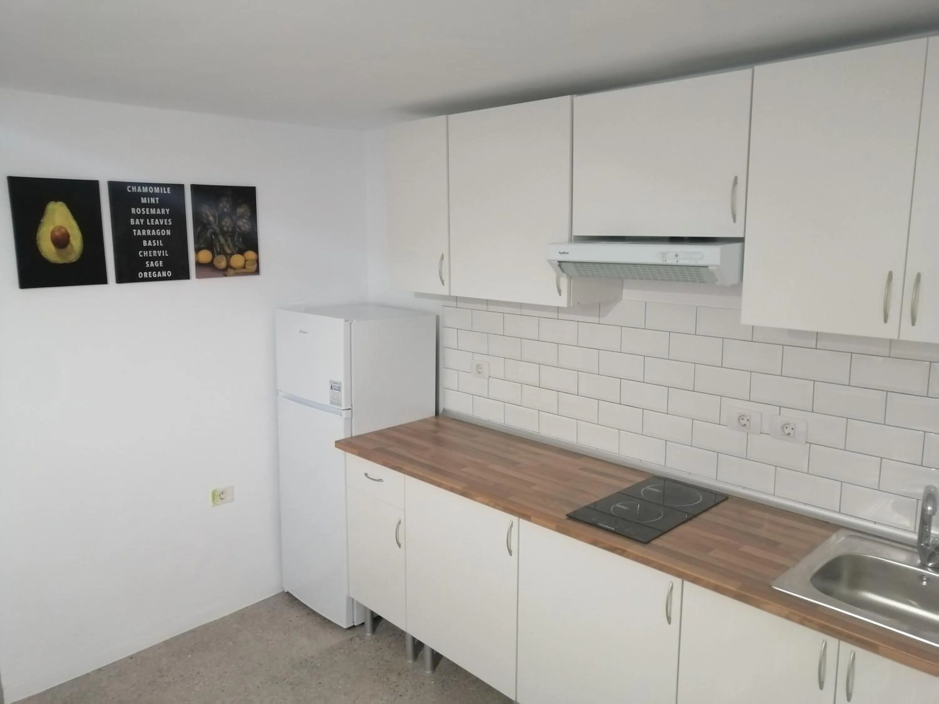Kitchen or kitchenette in Alcaravaneras Hostel