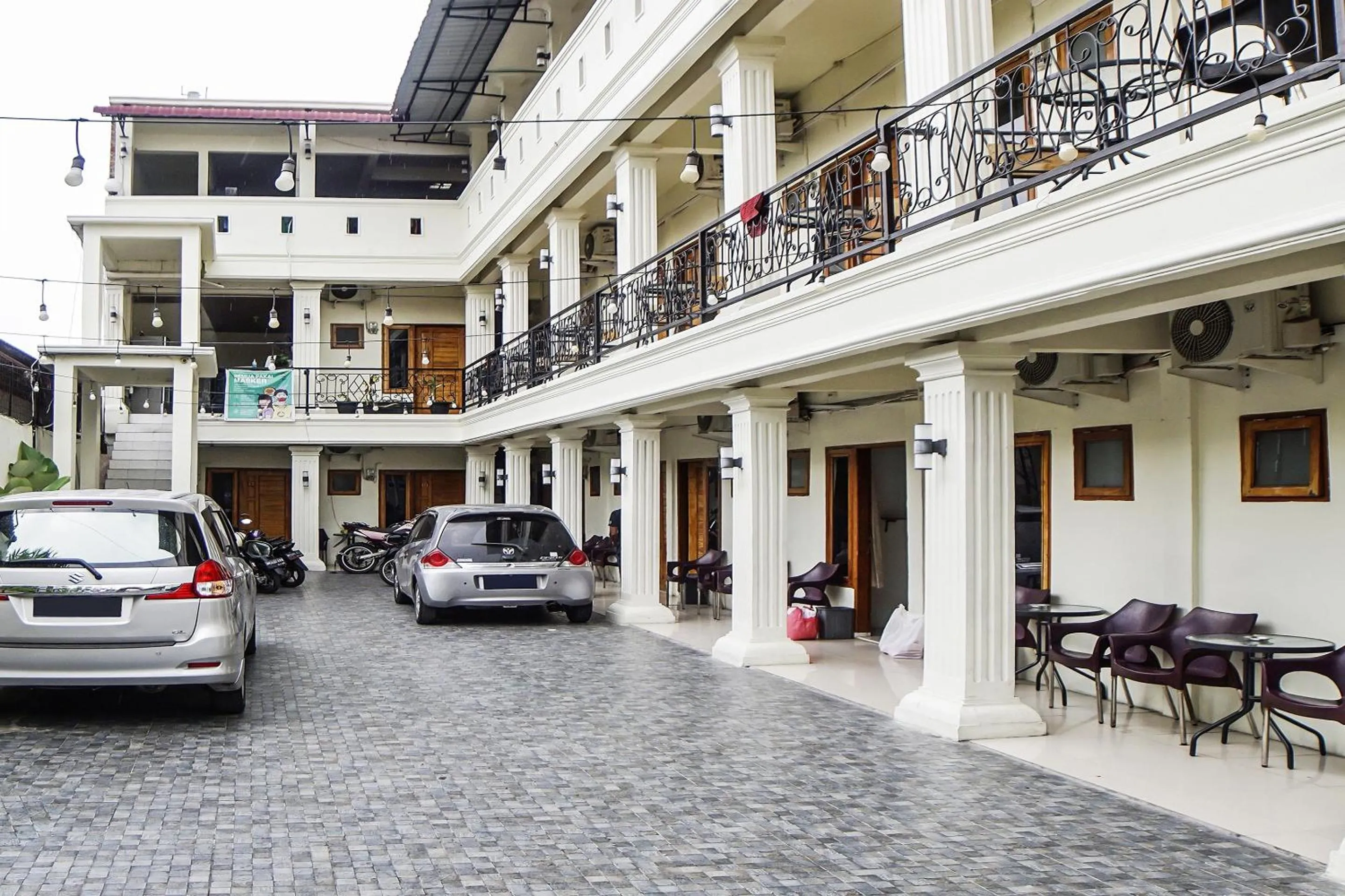 Facade/entrance in Hotel O Roemah Gebang