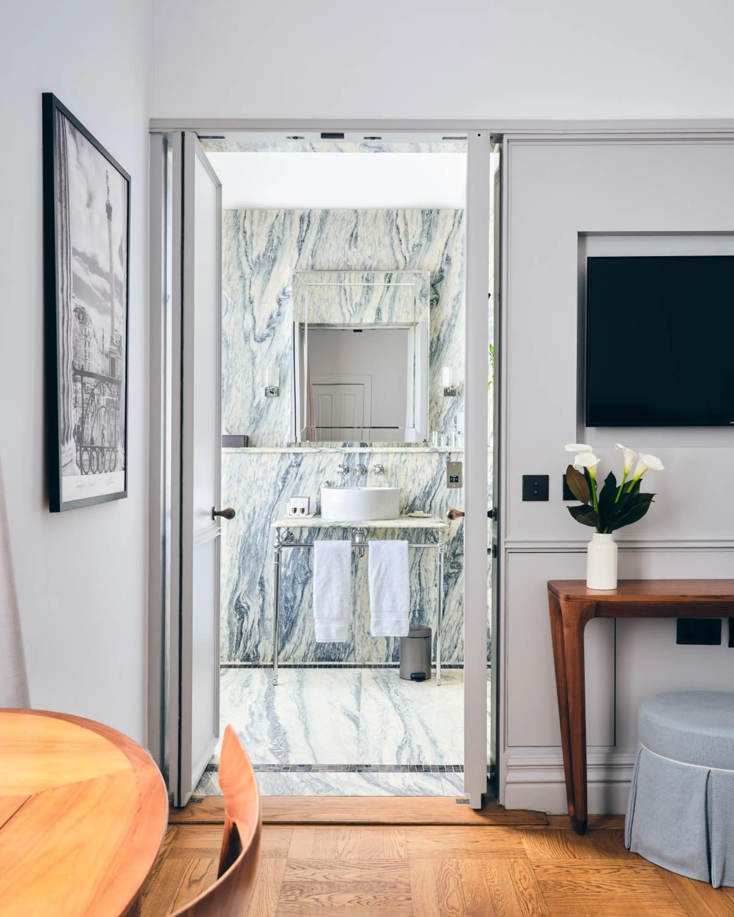 Photo of the whole room in The Adria