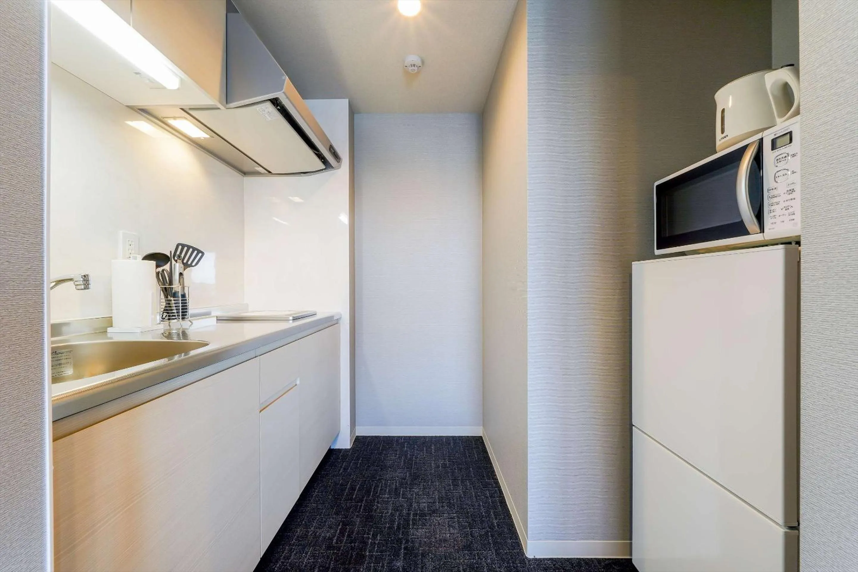 Kitchen or kitchenette in RESI STAY Gojozaka