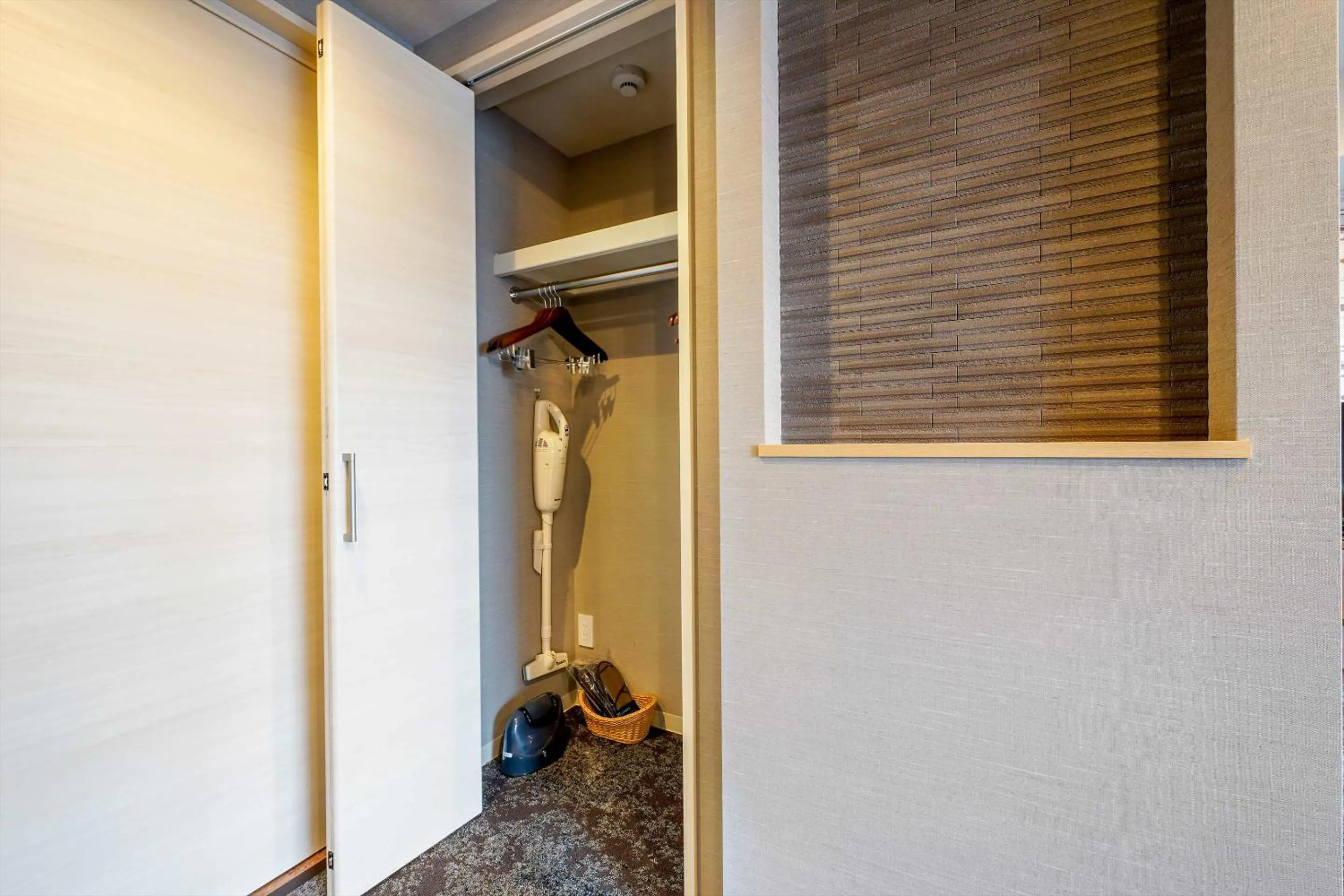 wardrobe in RESI STAY Gojozaka