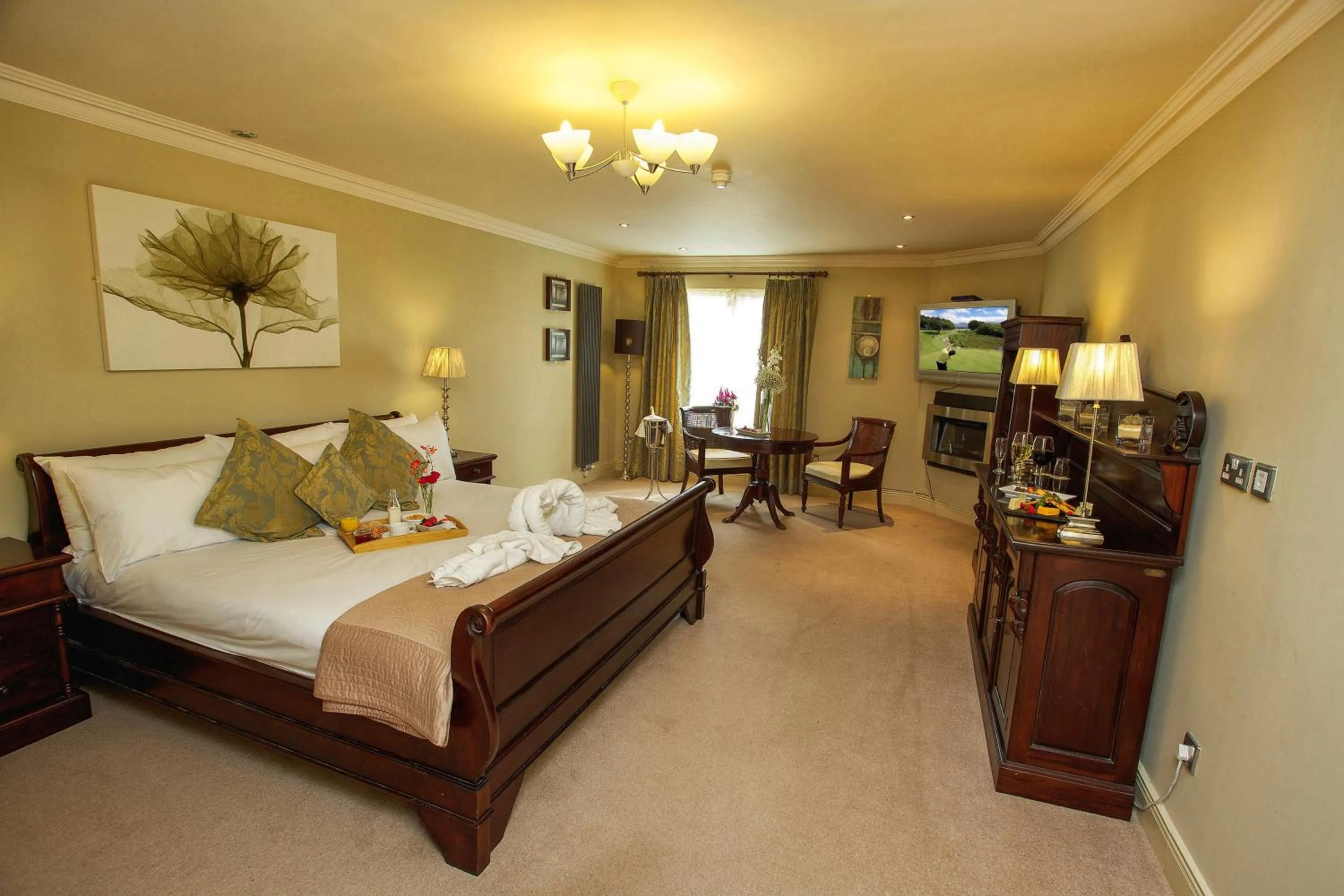 Bedroom, Bed in Torc Hotel