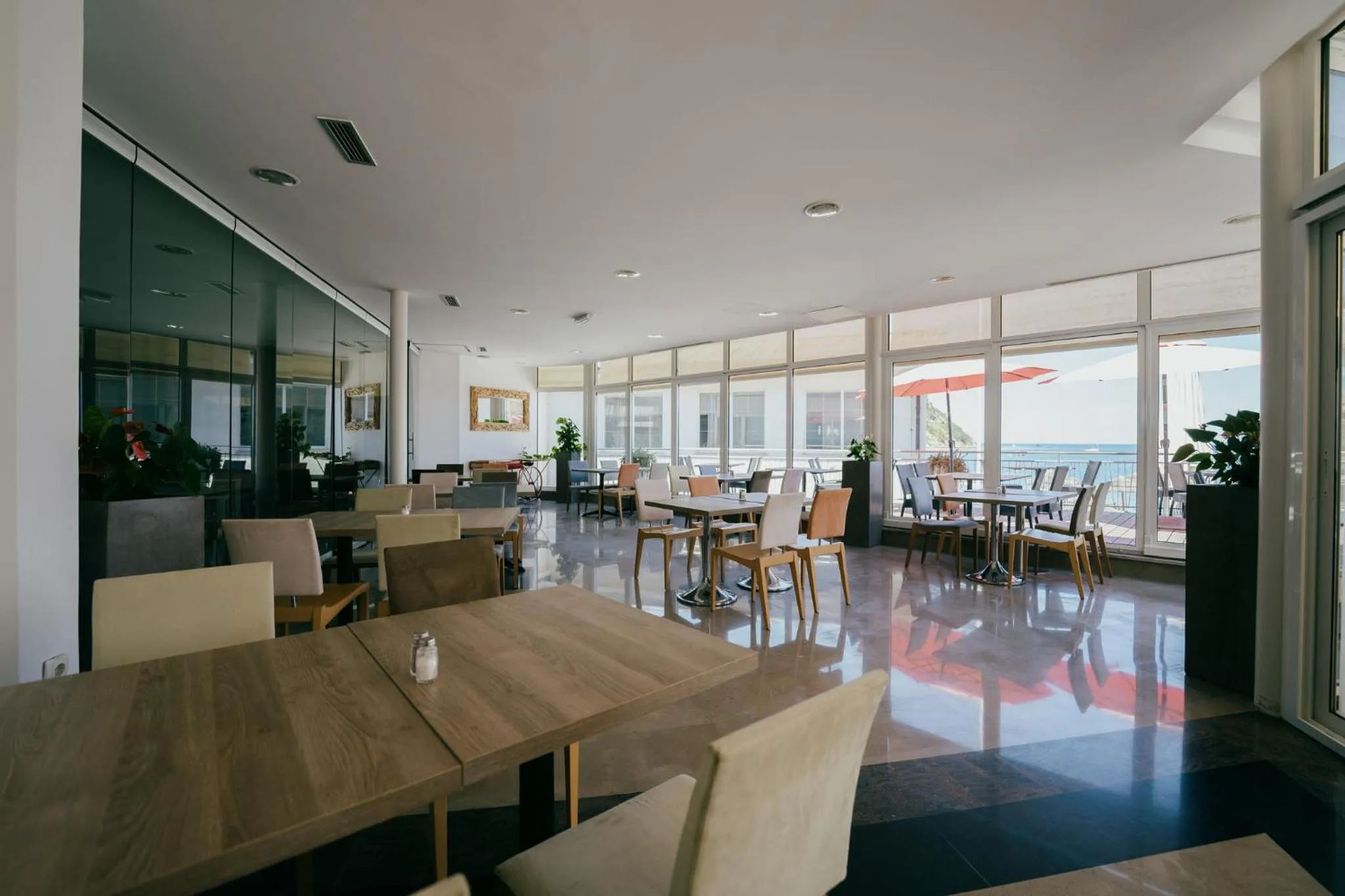 Restaurant/places to eat in Barbara Piran Beach Hotel