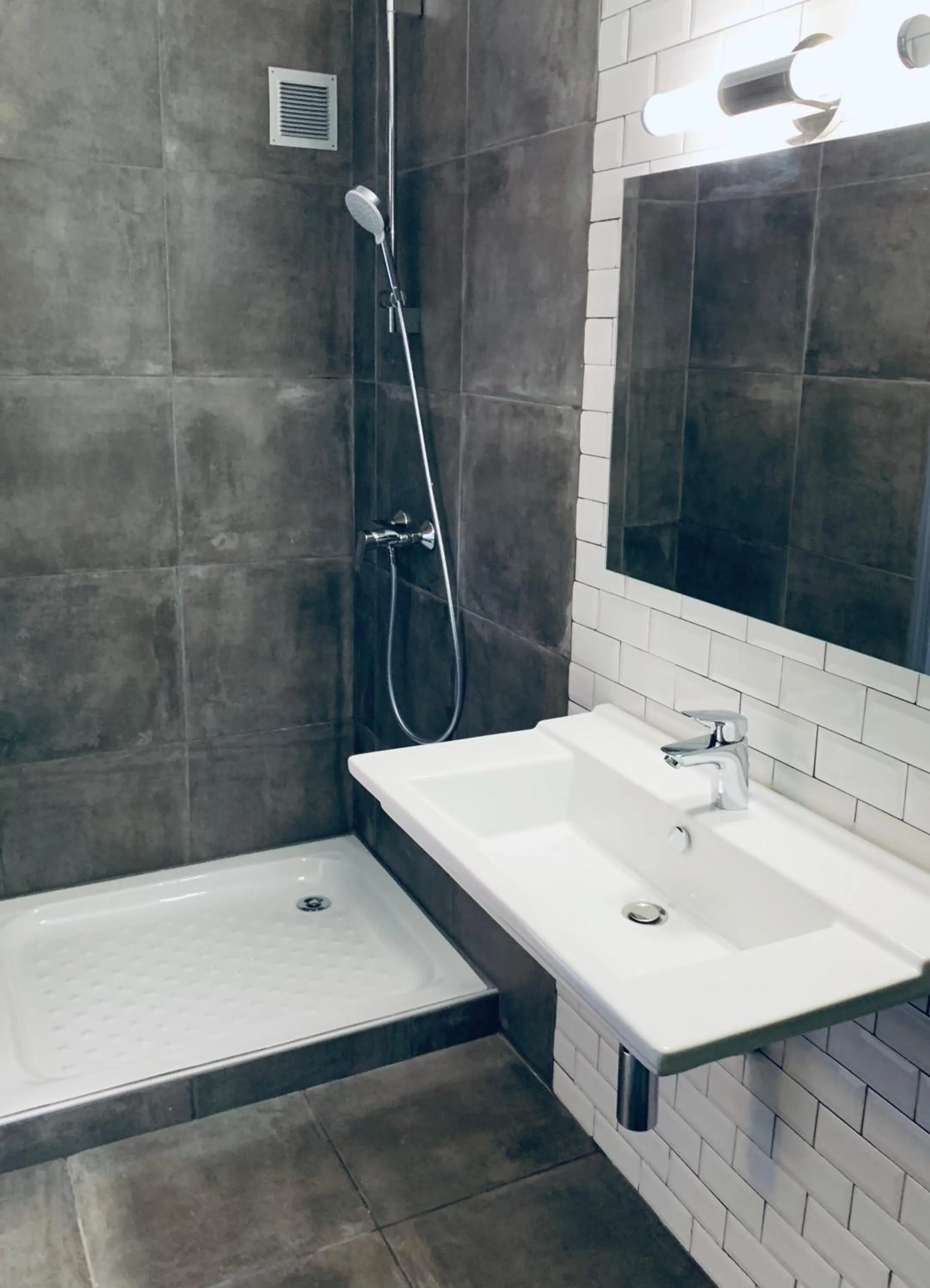 Shower in Hôtel les Arbousiers