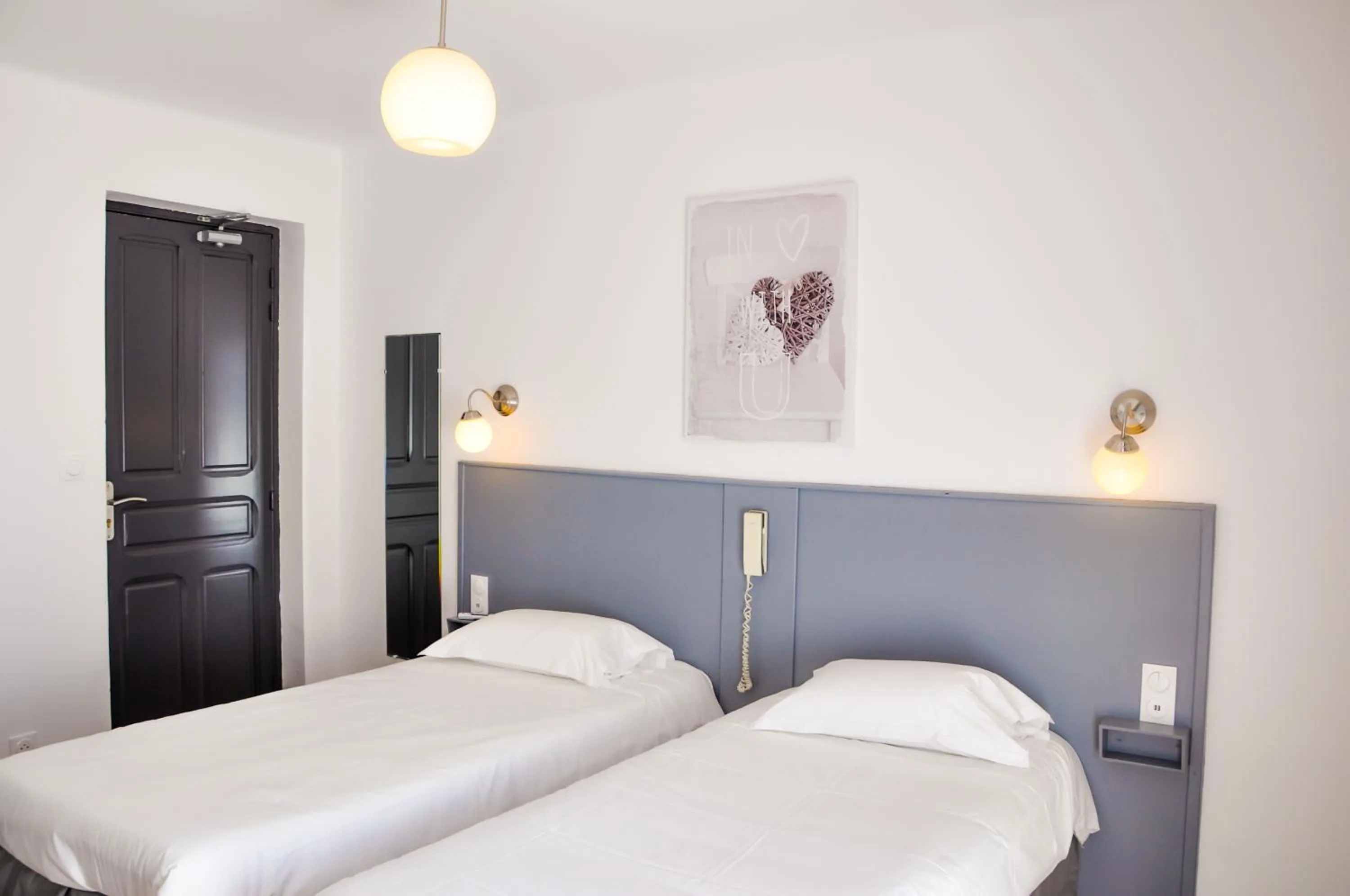 Bed in Hôtel les Arbousiers