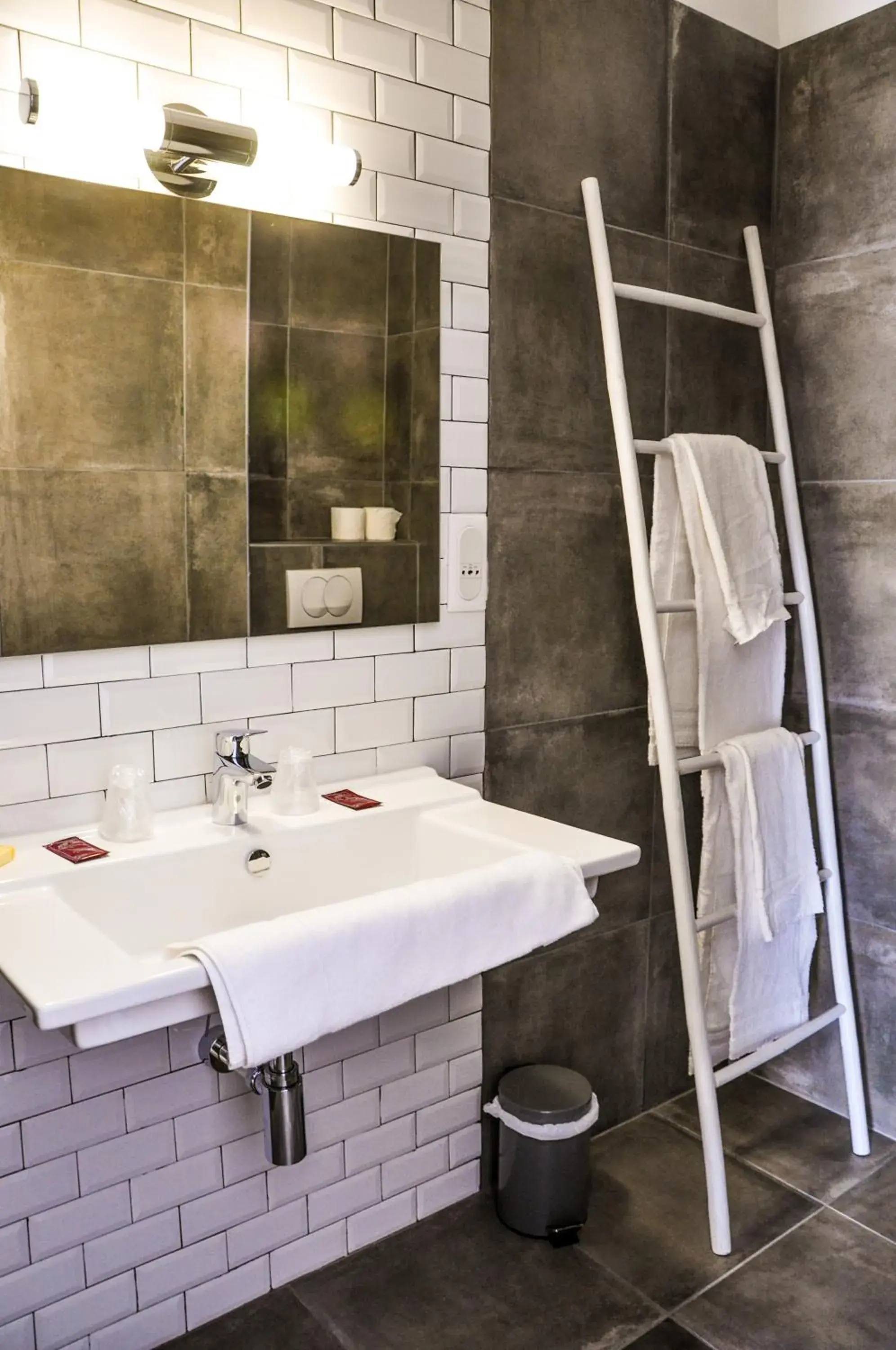 Comfort Twin Room in Hôtel les Arbousiers Comfort Twin Room in Hôtel les Arbousiers