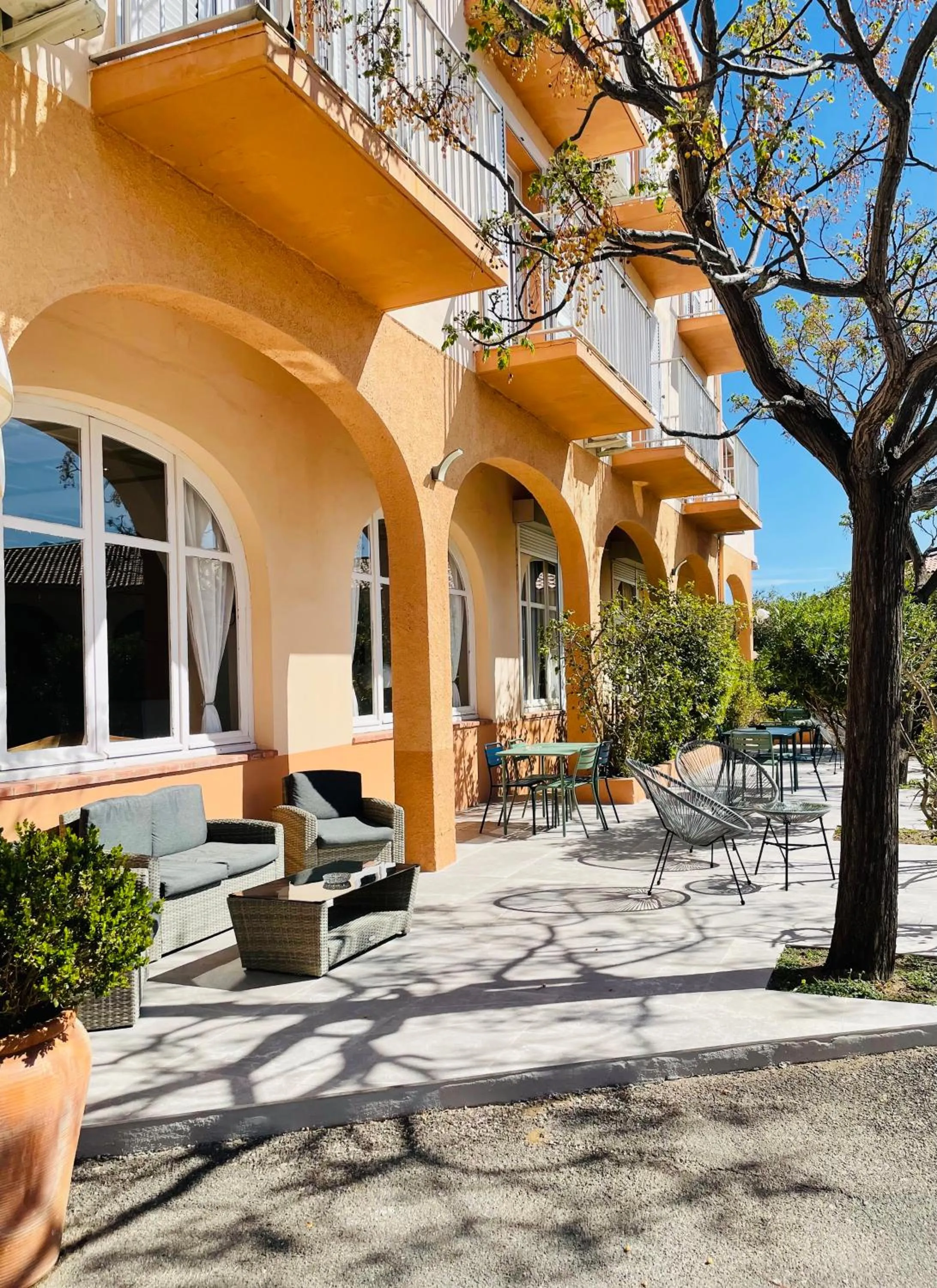 Patio in Hôtel les Arbousiers