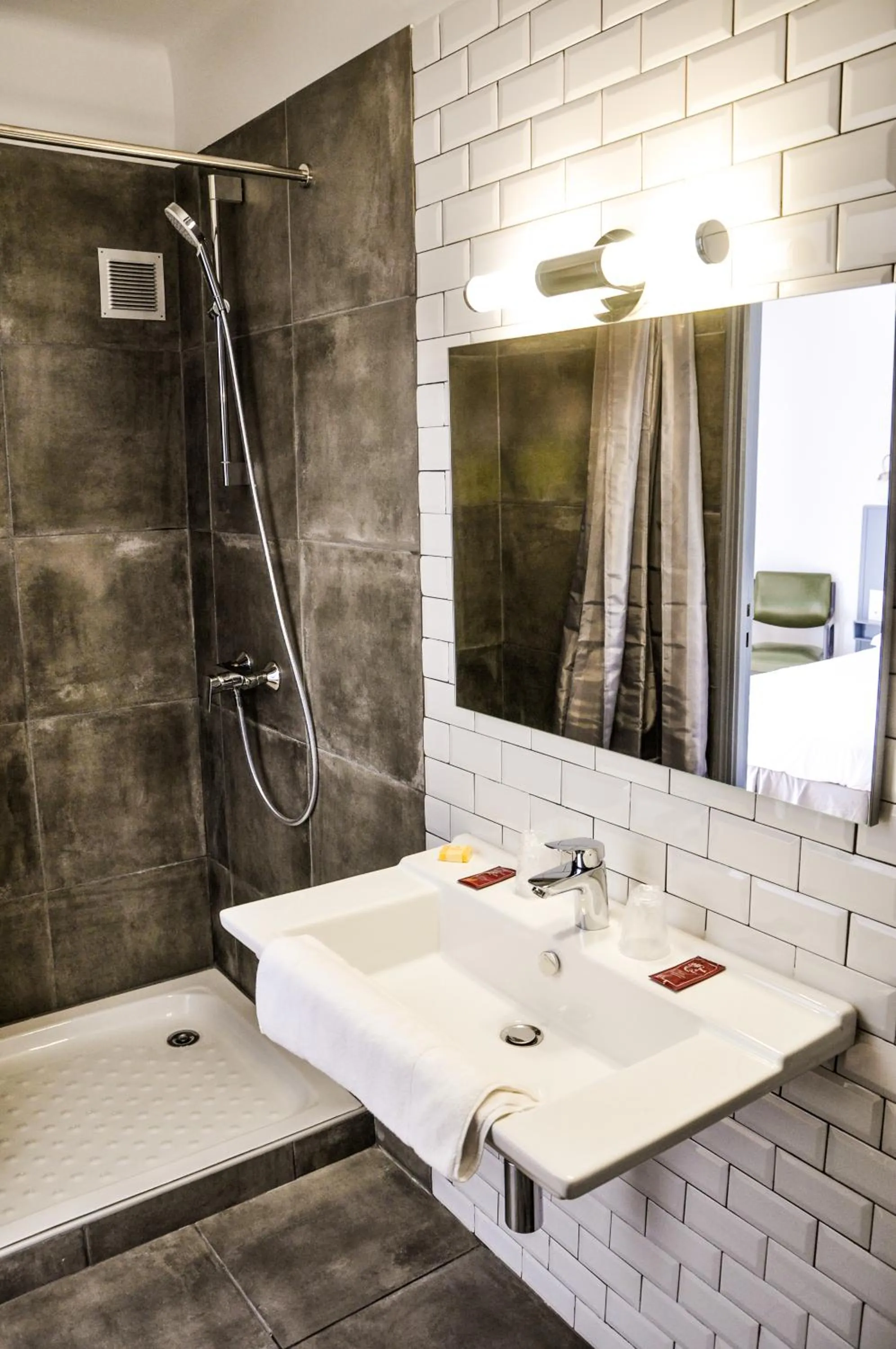 Bathroom in Hôtel les Arbousiers