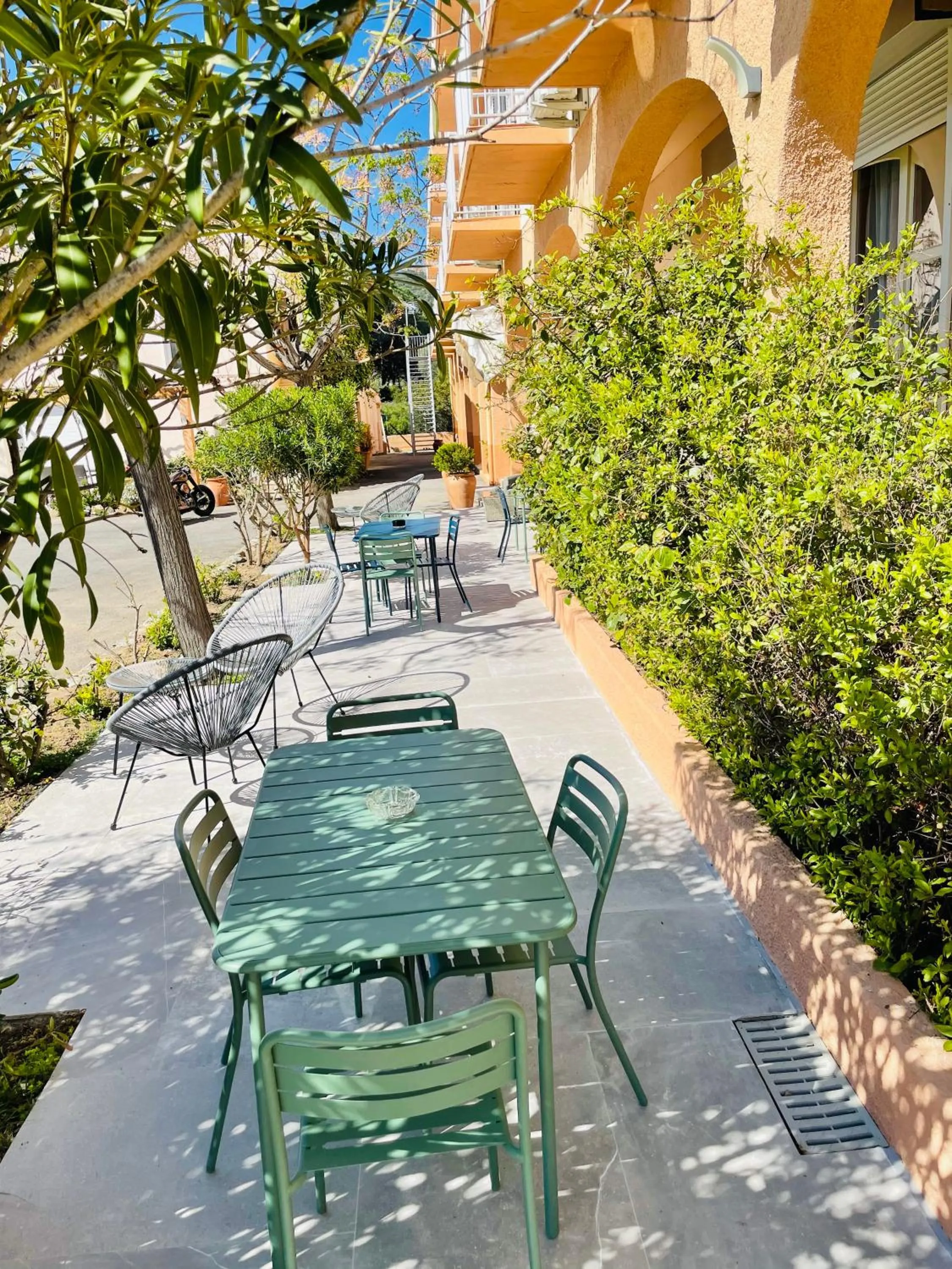 Patio in Hôtel les Arbousiers
