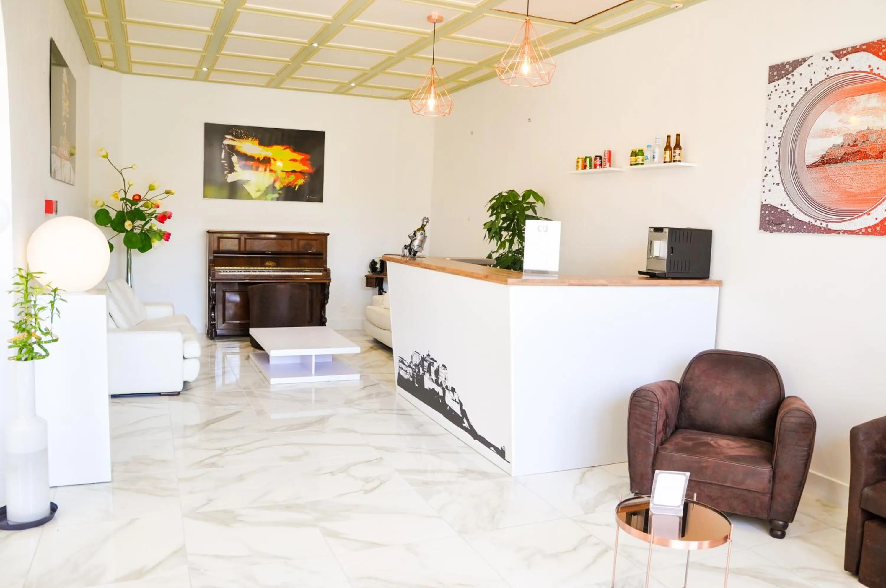 Lounge or bar in Hôtel les Arbousiers