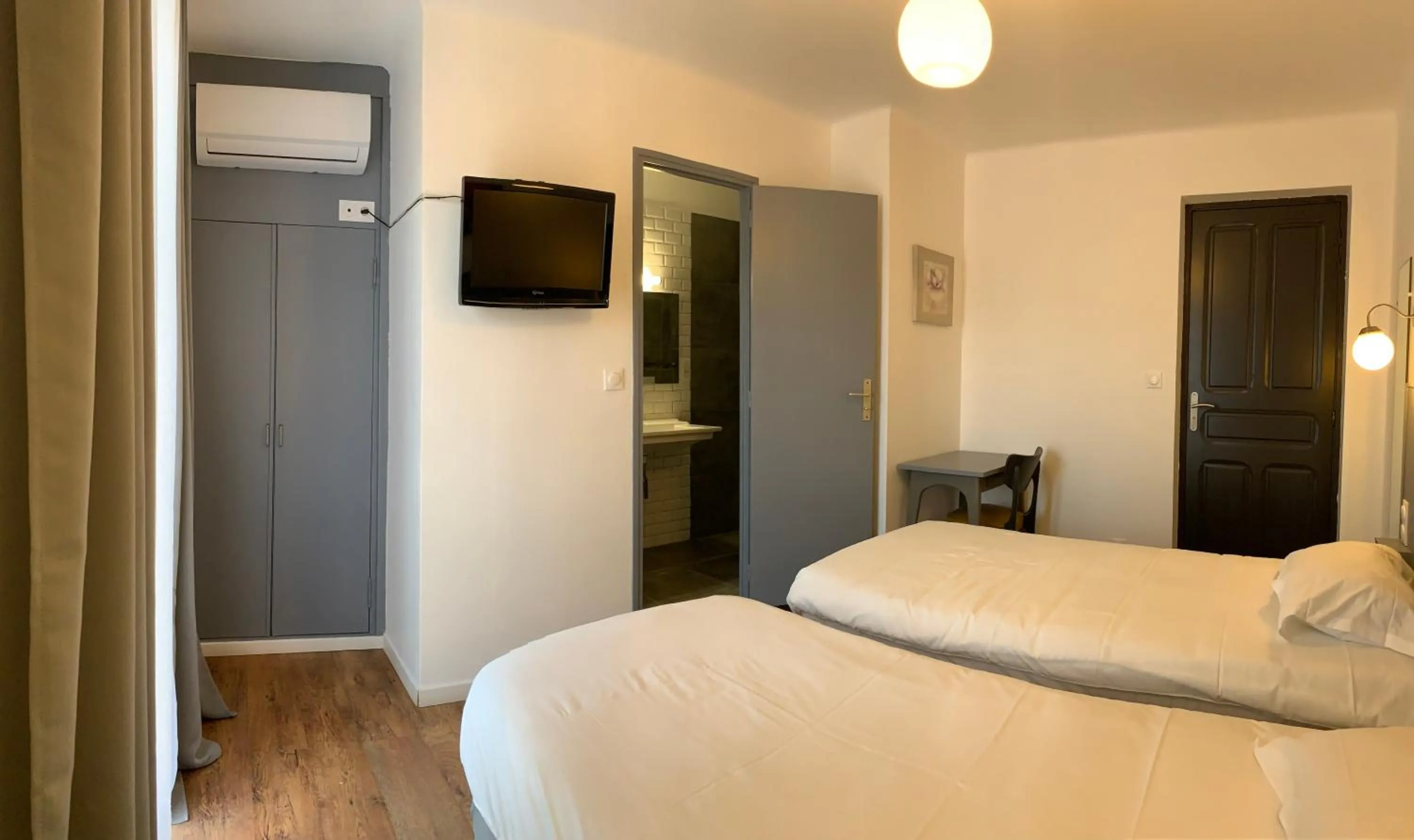 Bedroom, Bed in Hôtel les Arbousiers