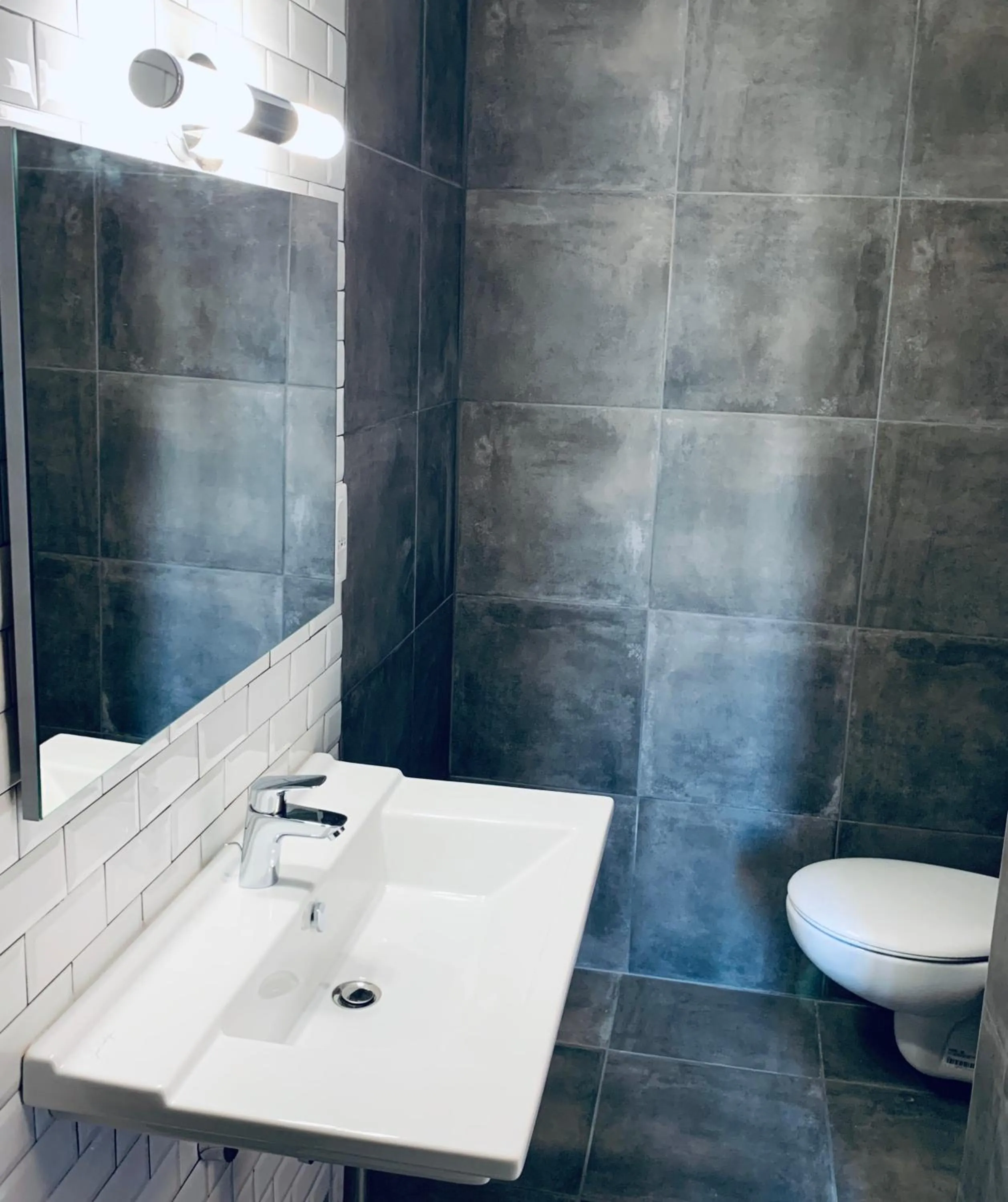 Bathroom in Hôtel les Arbousiers