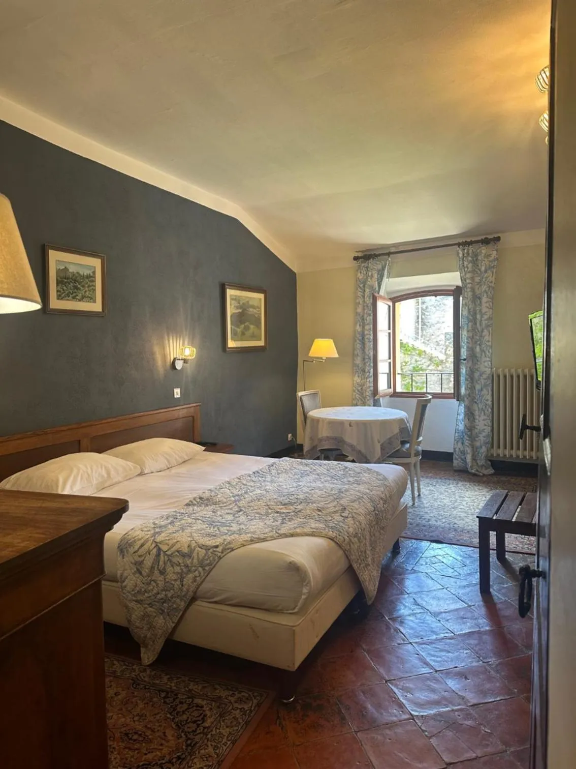 Bed in Hostellerie Le Beffroi