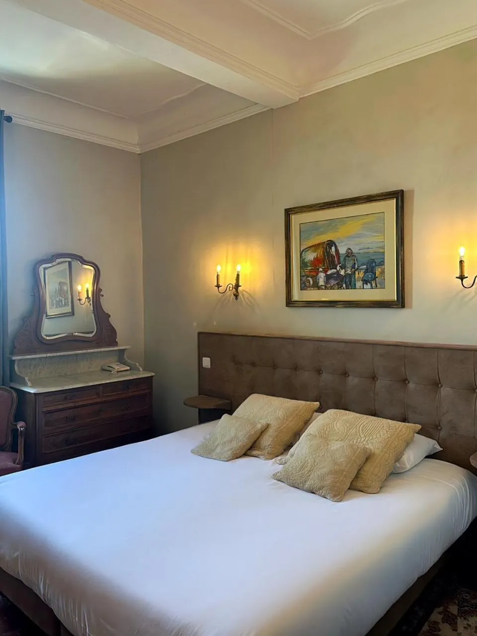 Bed in Hostellerie Le Beffroi