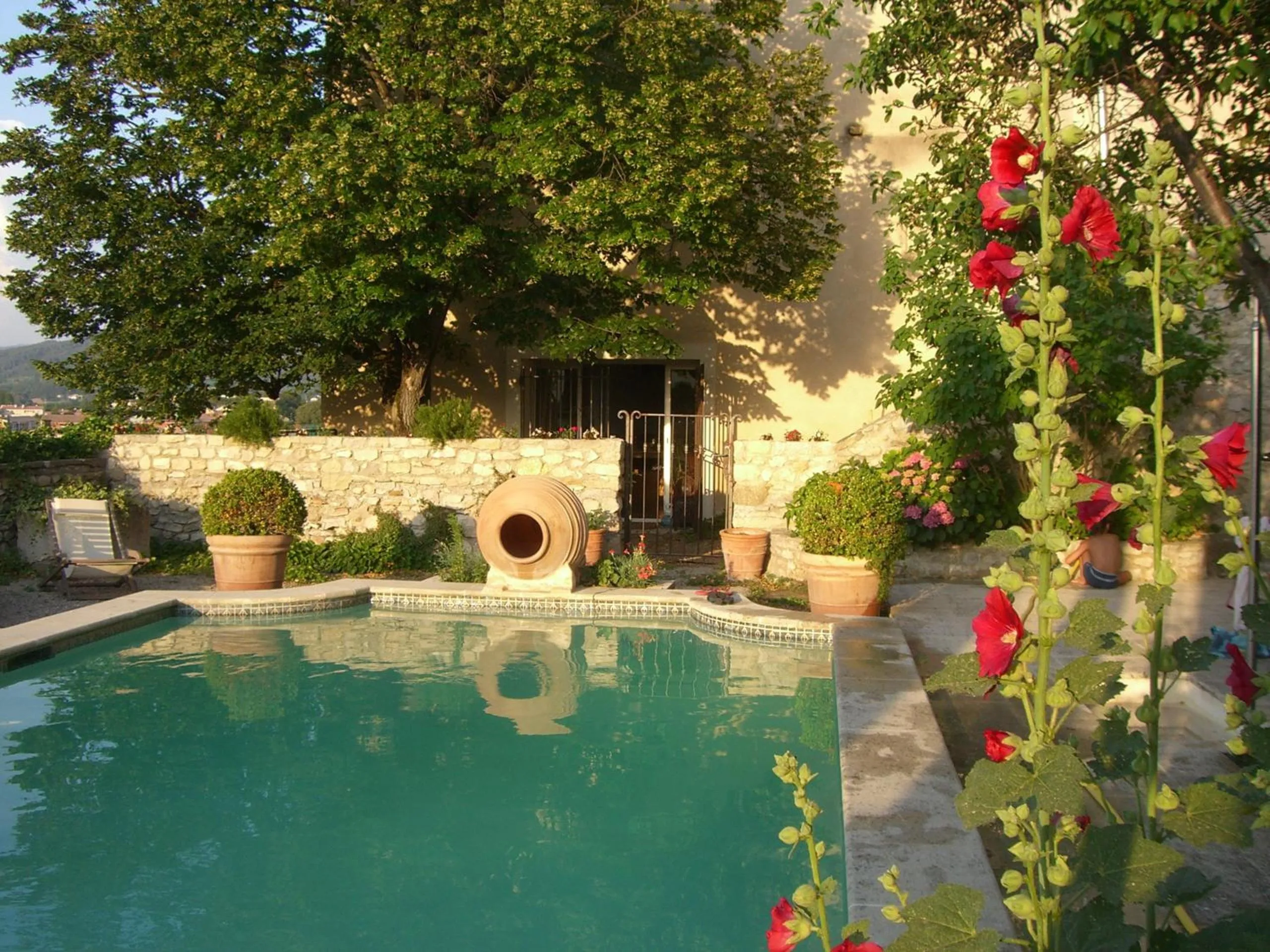 Swimming pool in Hostellerie Le Beffroi