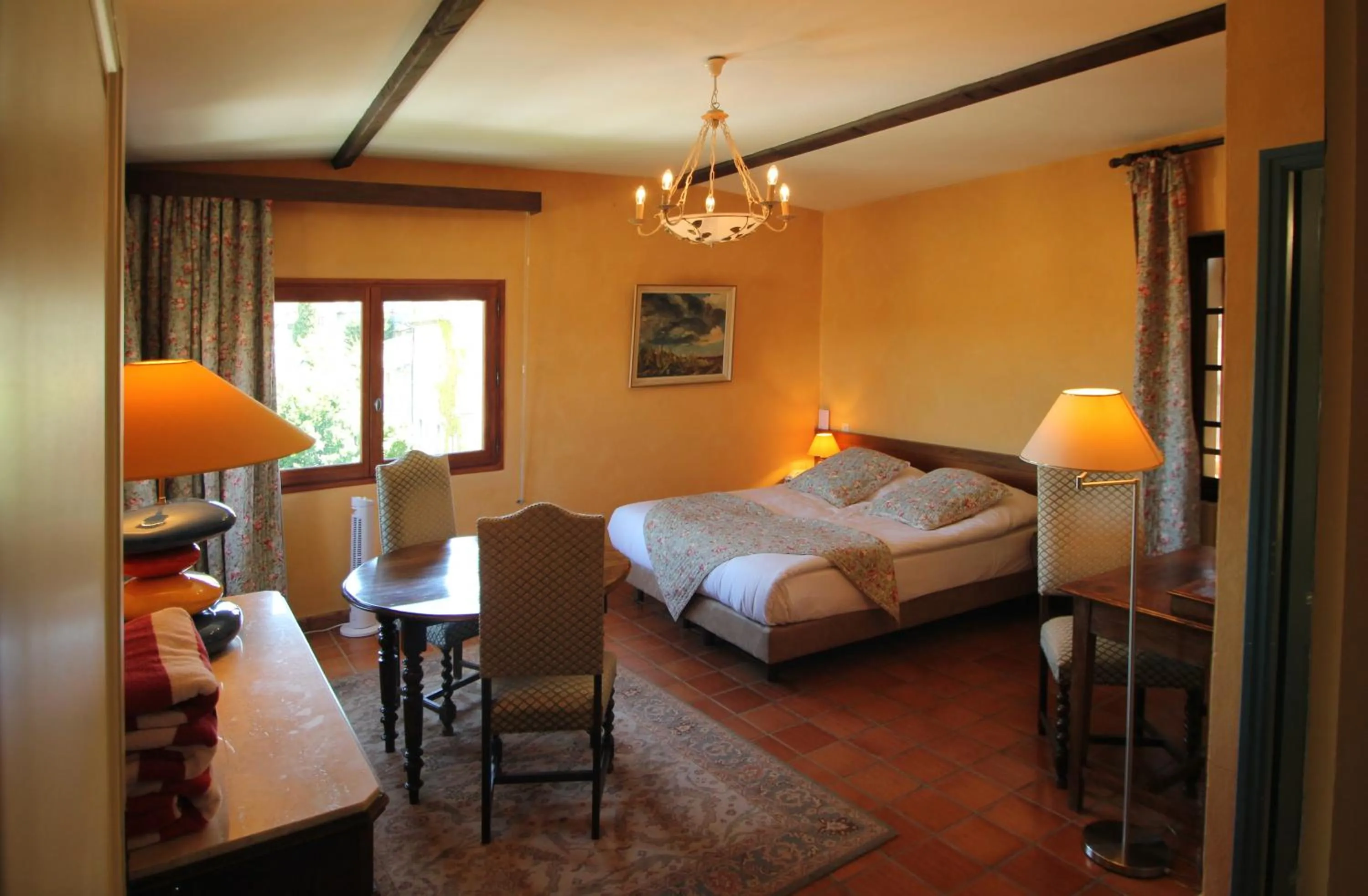 Property building, Bed in Hostellerie Le Beffroi