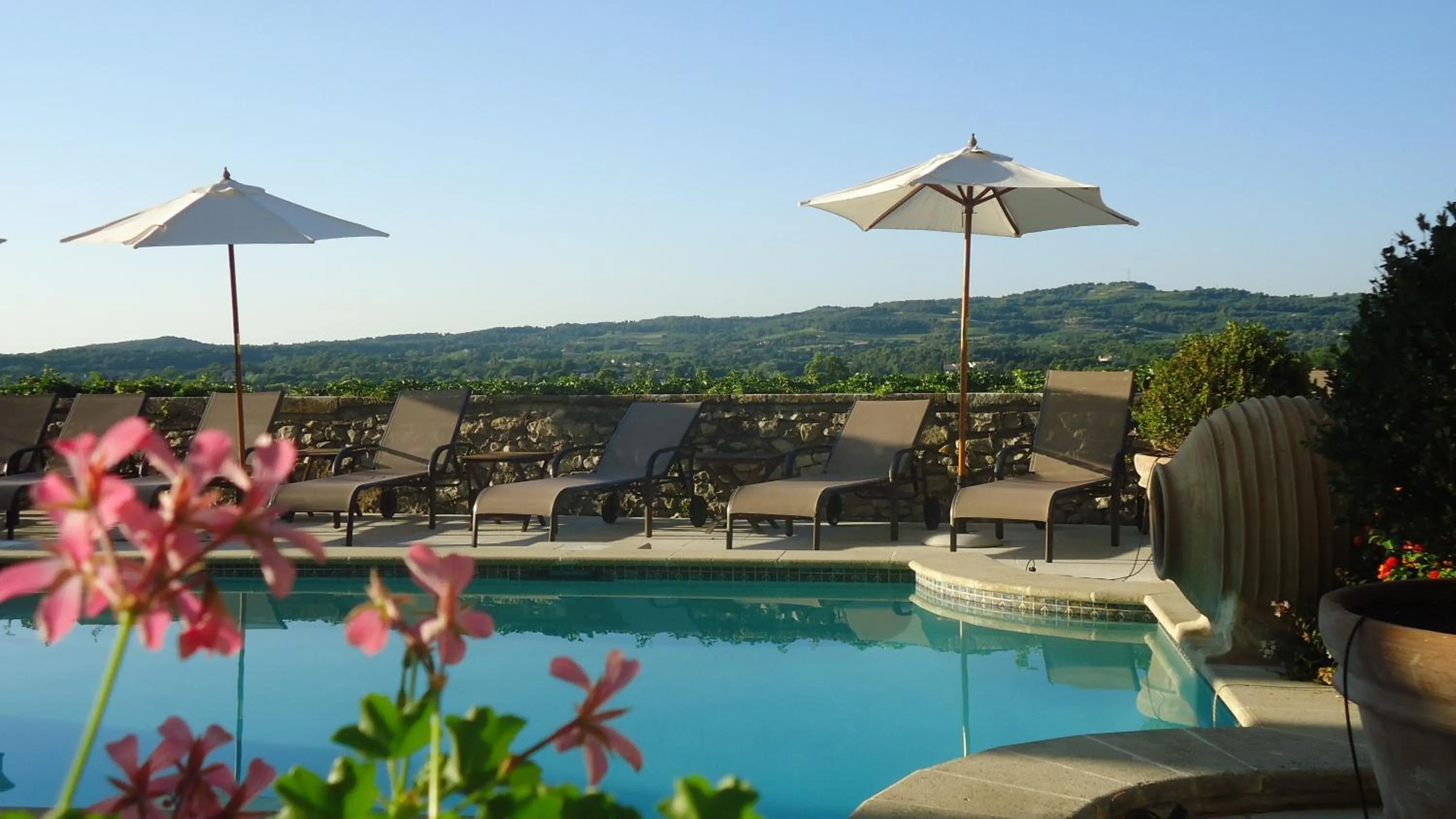 Swimming pool in Hostellerie Le Beffroi
