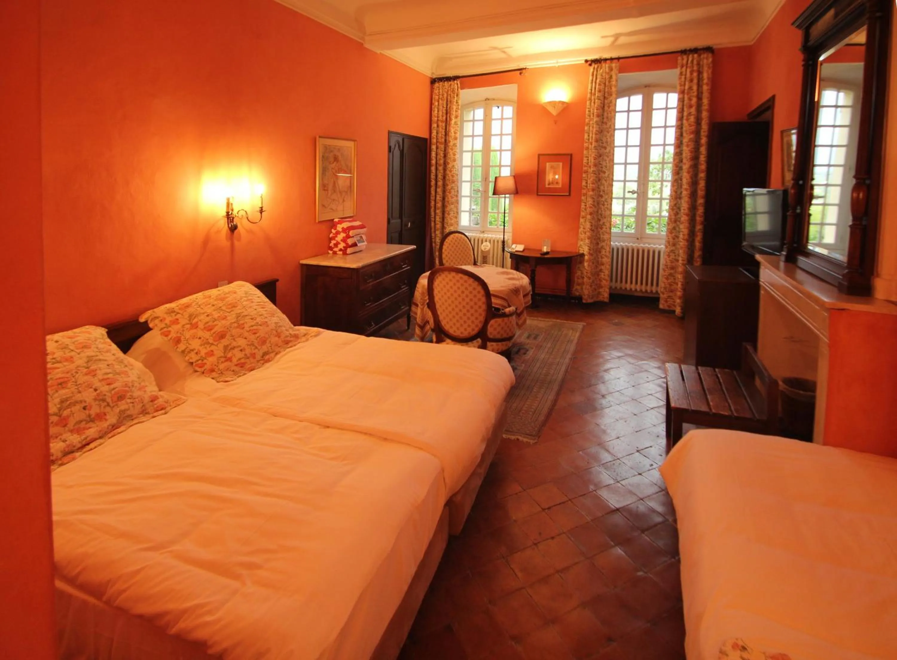 Pool view, Bed in Hostellerie Le Beffroi