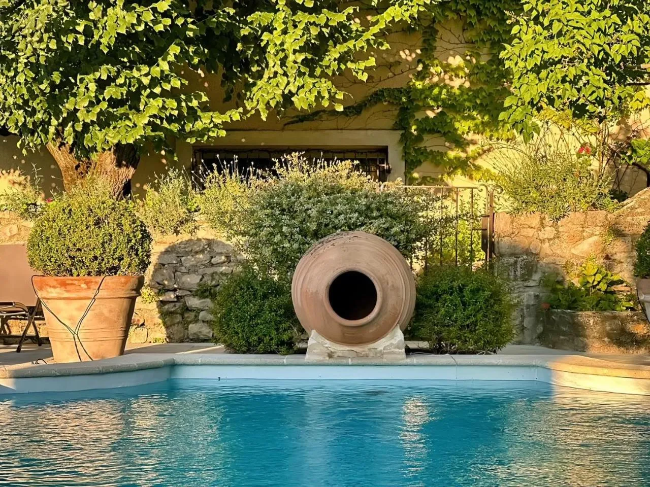Swimming pool in Hostellerie Le Beffroi