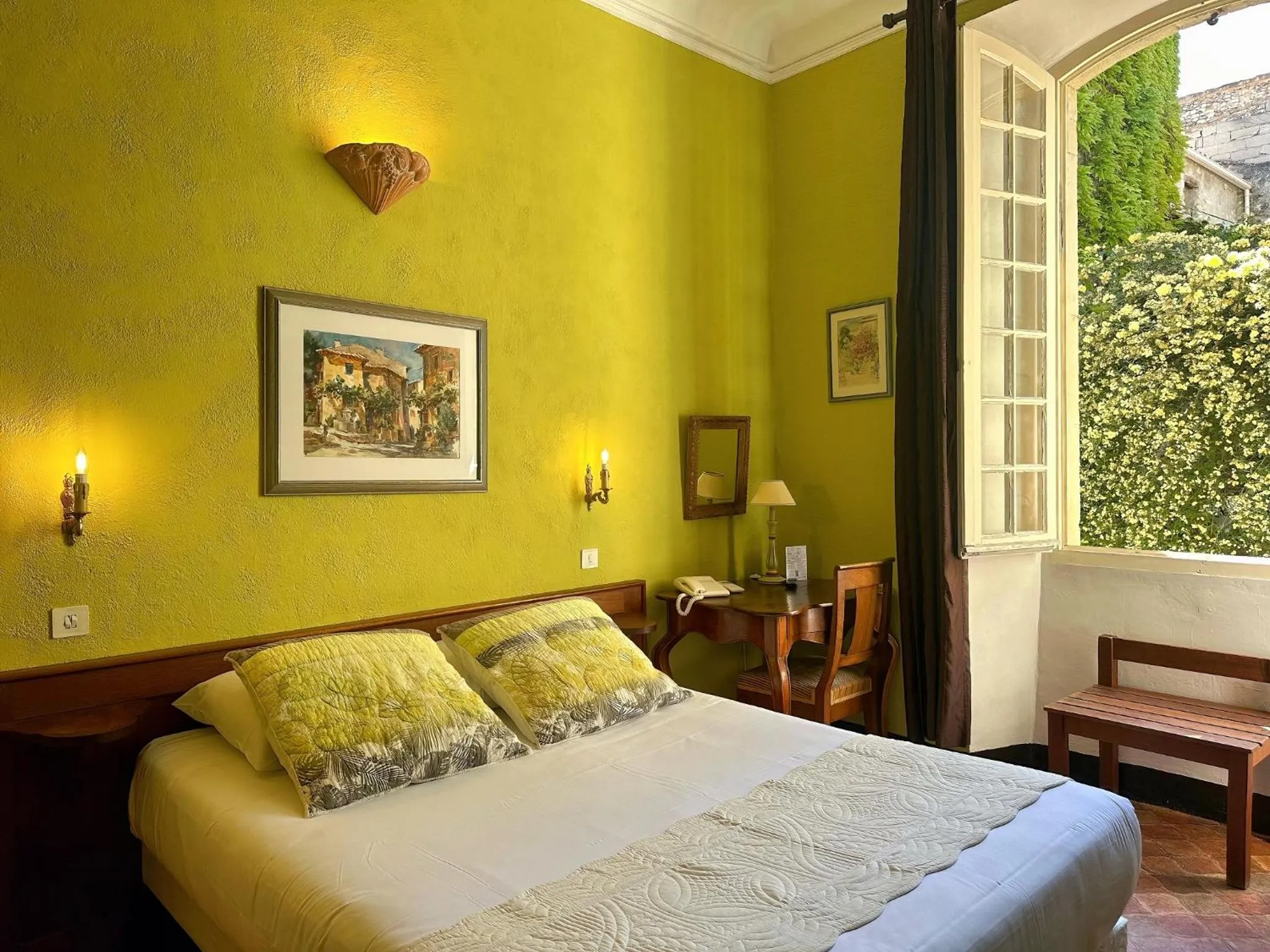 air conditioner, Bed in Hostellerie Le Beffroi