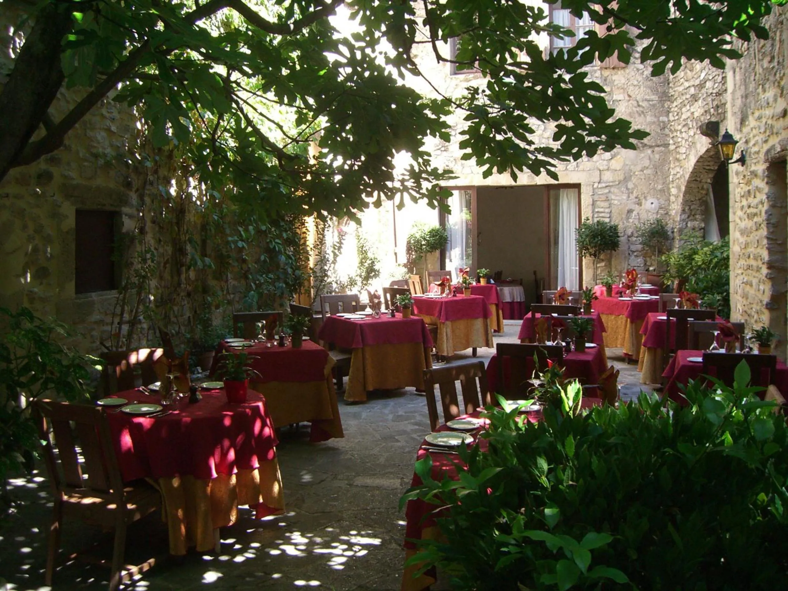 Patio in Hostellerie Le Beffroi