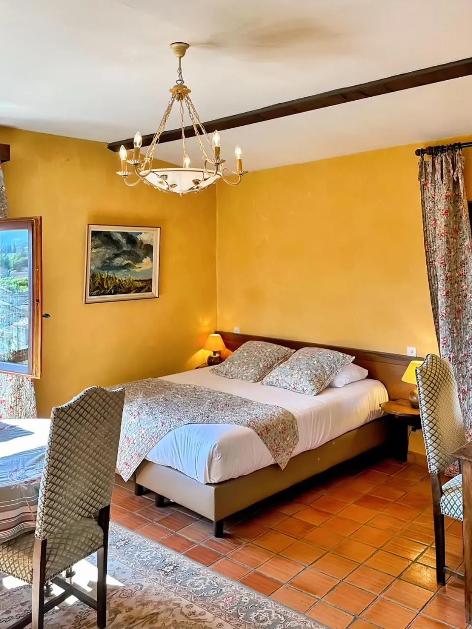 Property building, Bed in Hostellerie Le Beffroi