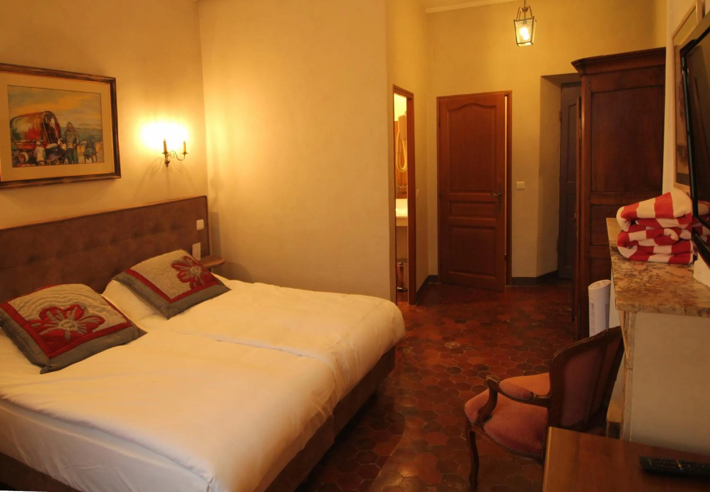 Pool view, Bed in Hostellerie Le Beffroi