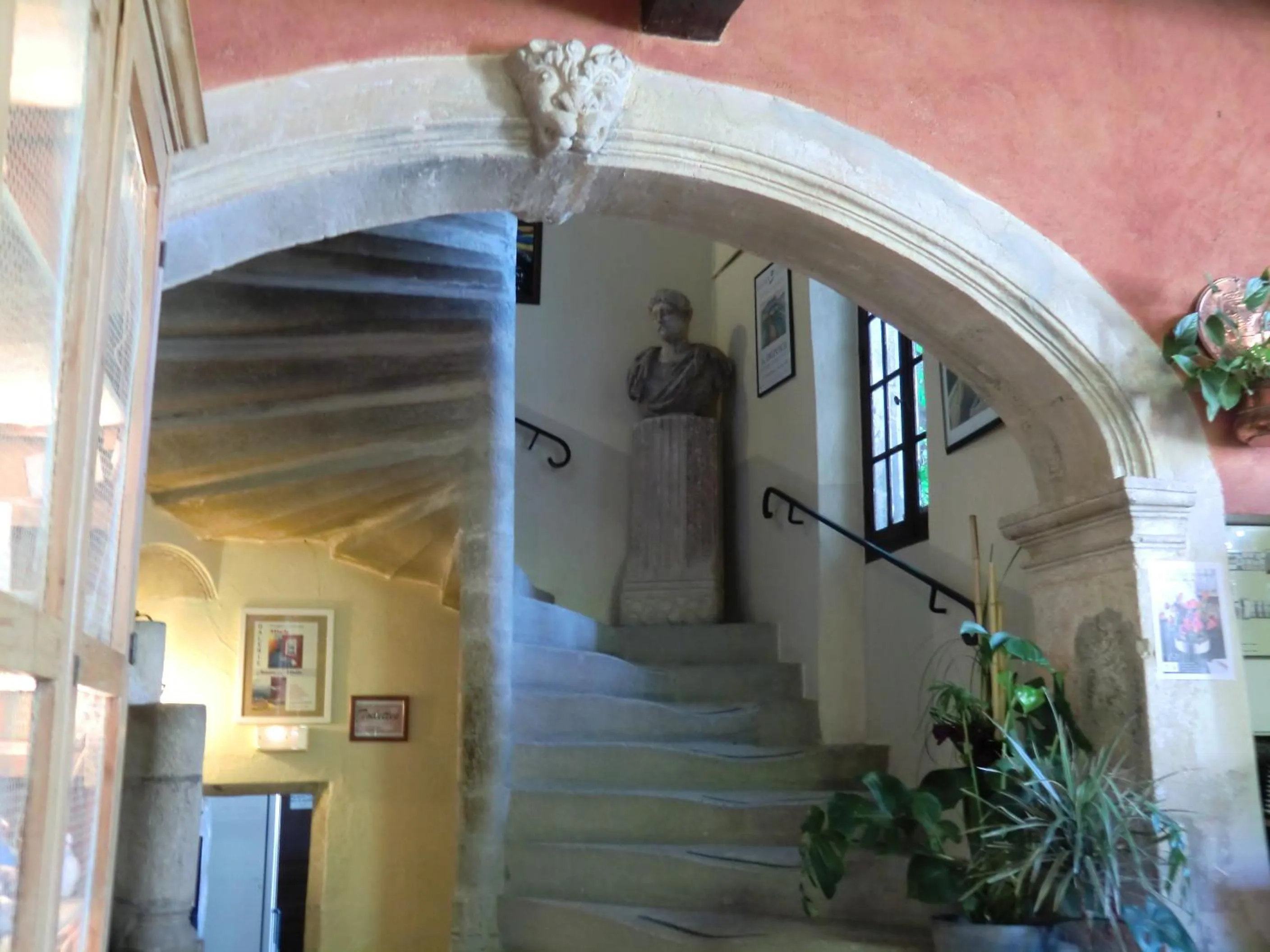 Decorative detail in Hostellerie Le Beffroi