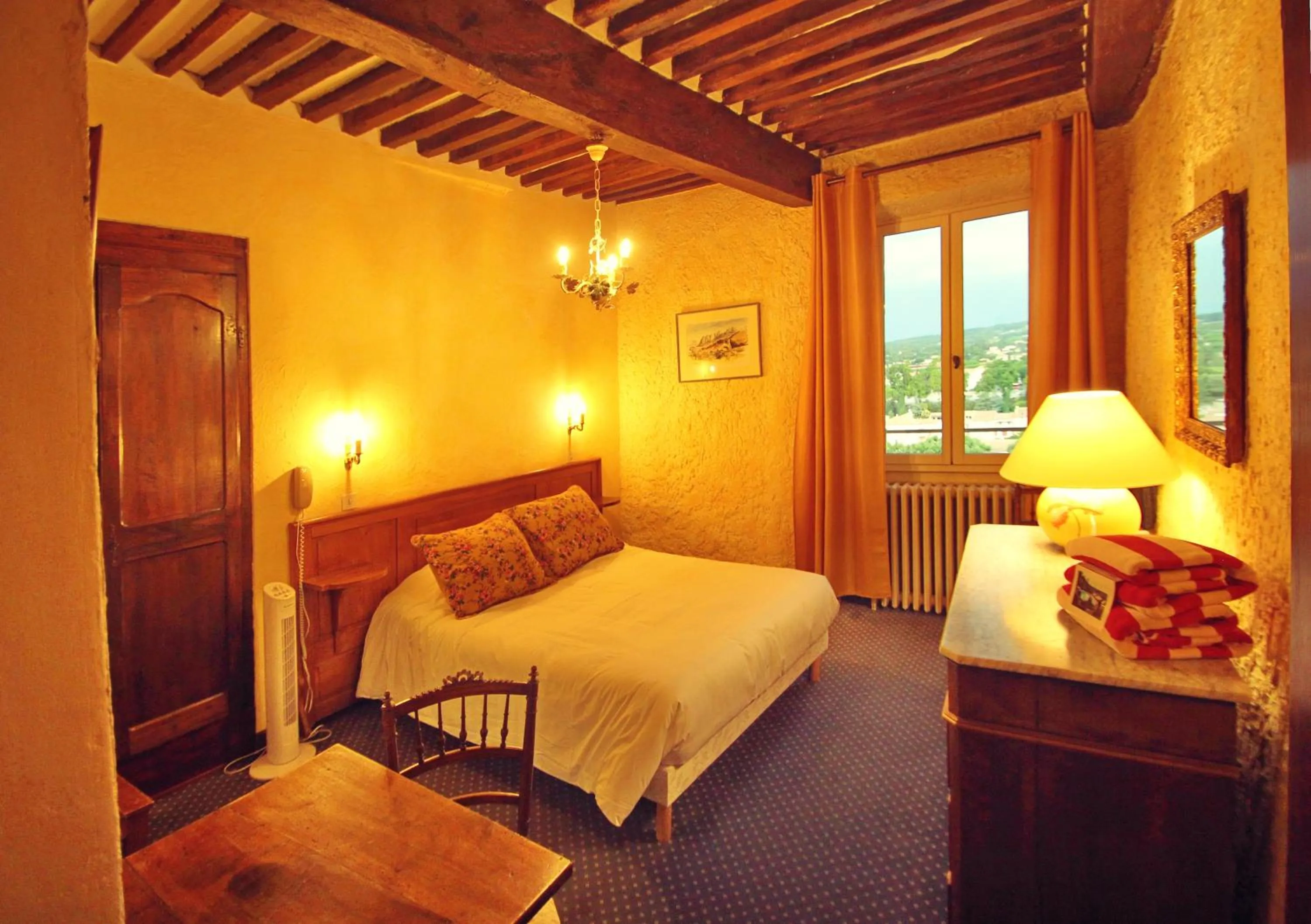 Bed in Hostellerie Le Beffroi