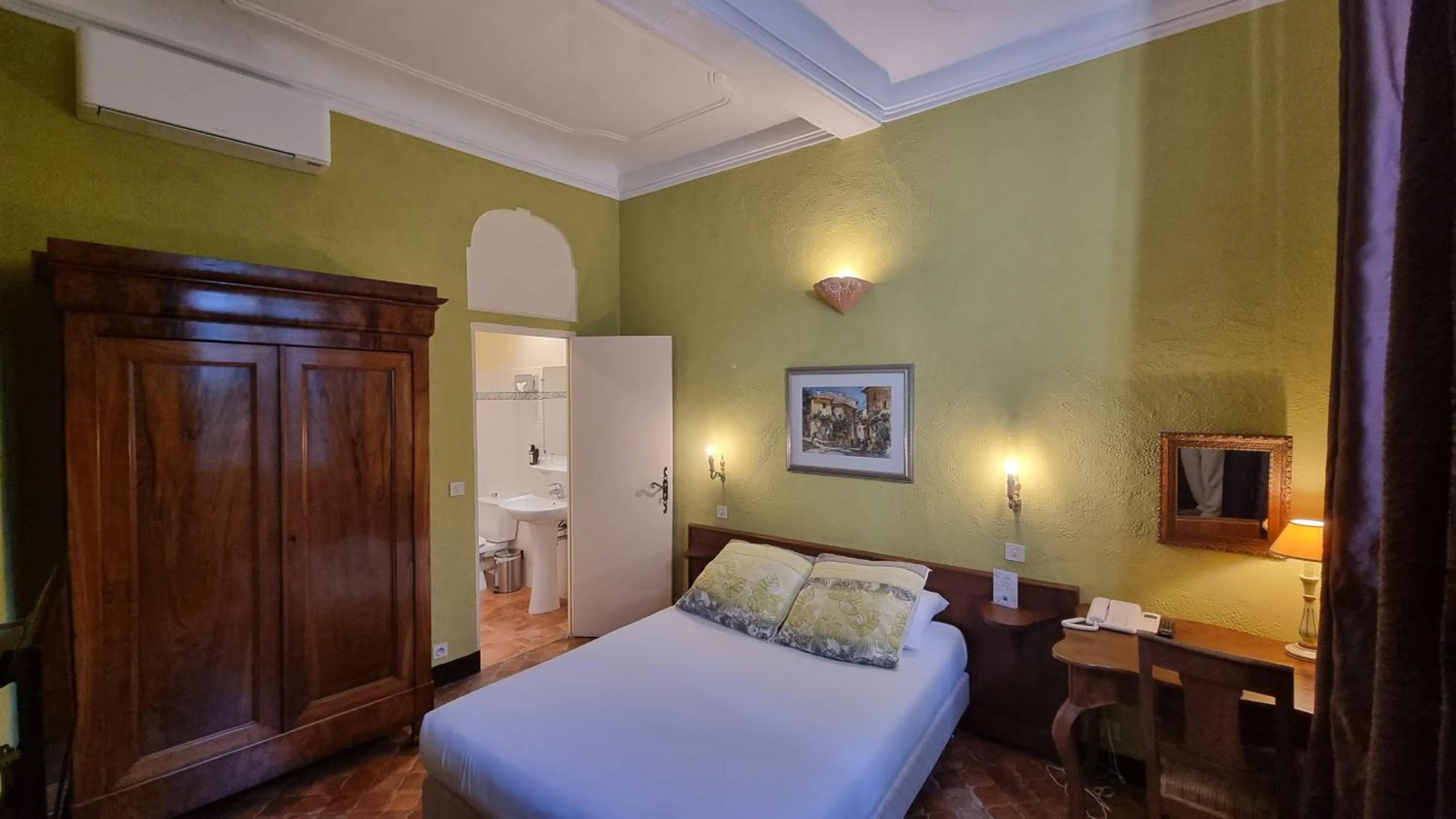 air conditioner, Bed in Hostellerie Le Beffroi