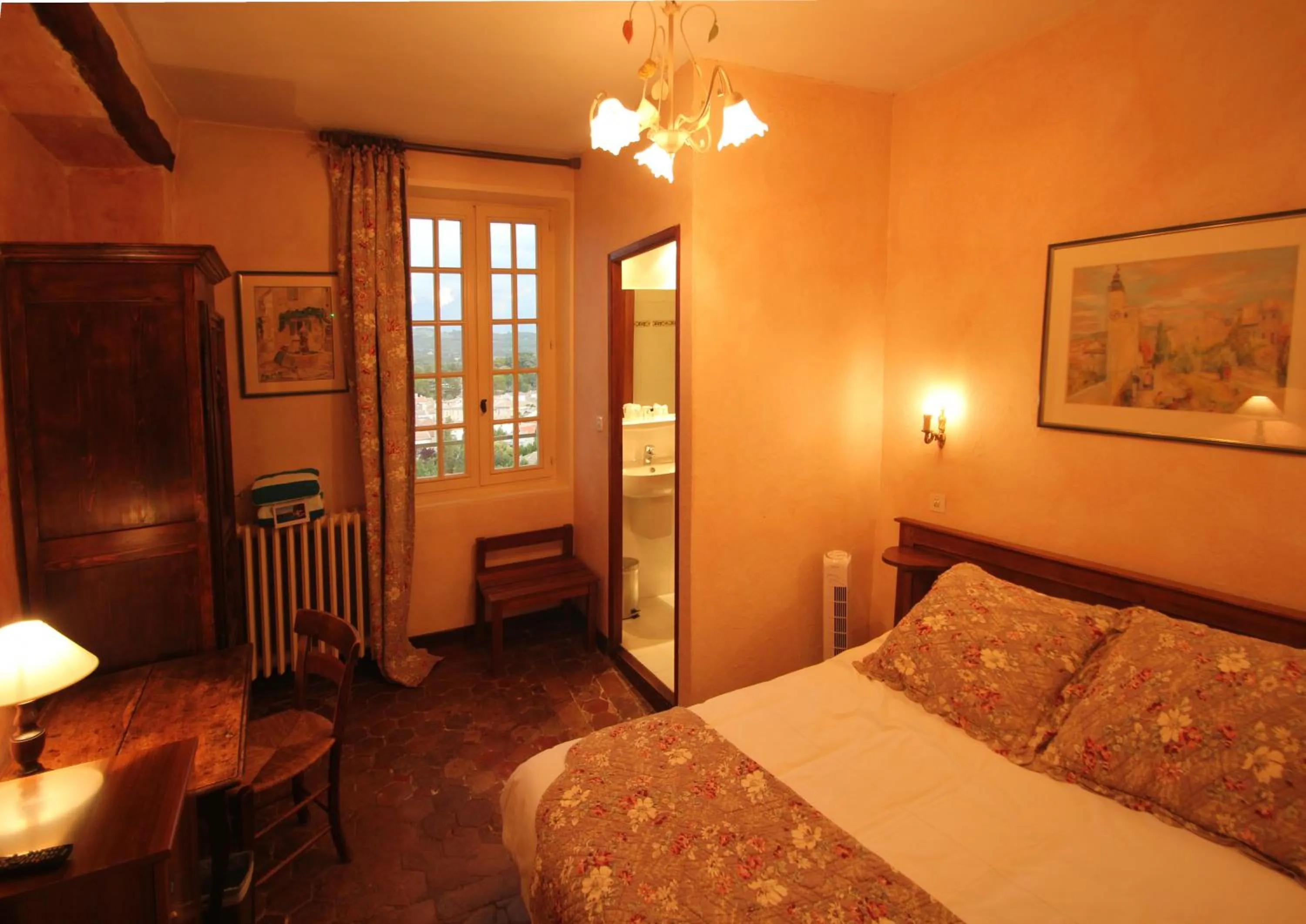 Property building, Bed in Hostellerie Le Beffroi