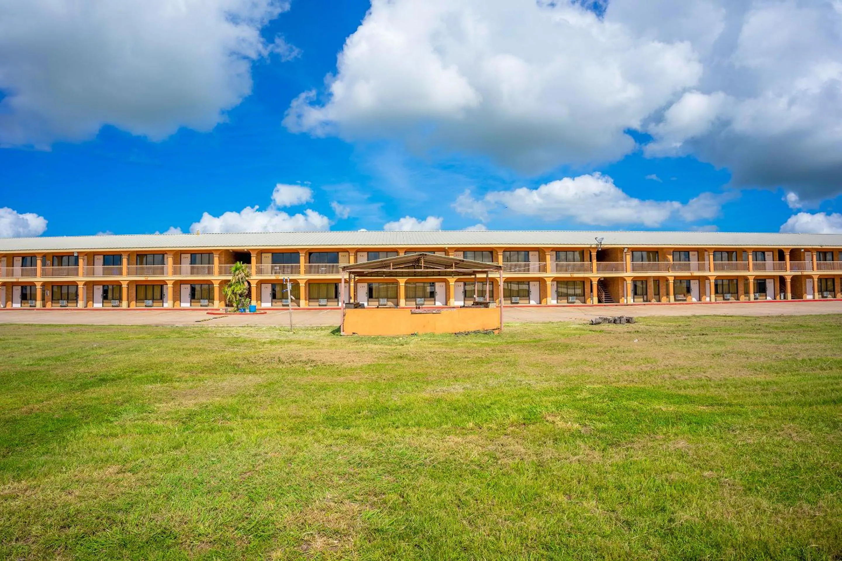 Facade/entrance in River Valley Motor Inn By OYO La Grange Texas