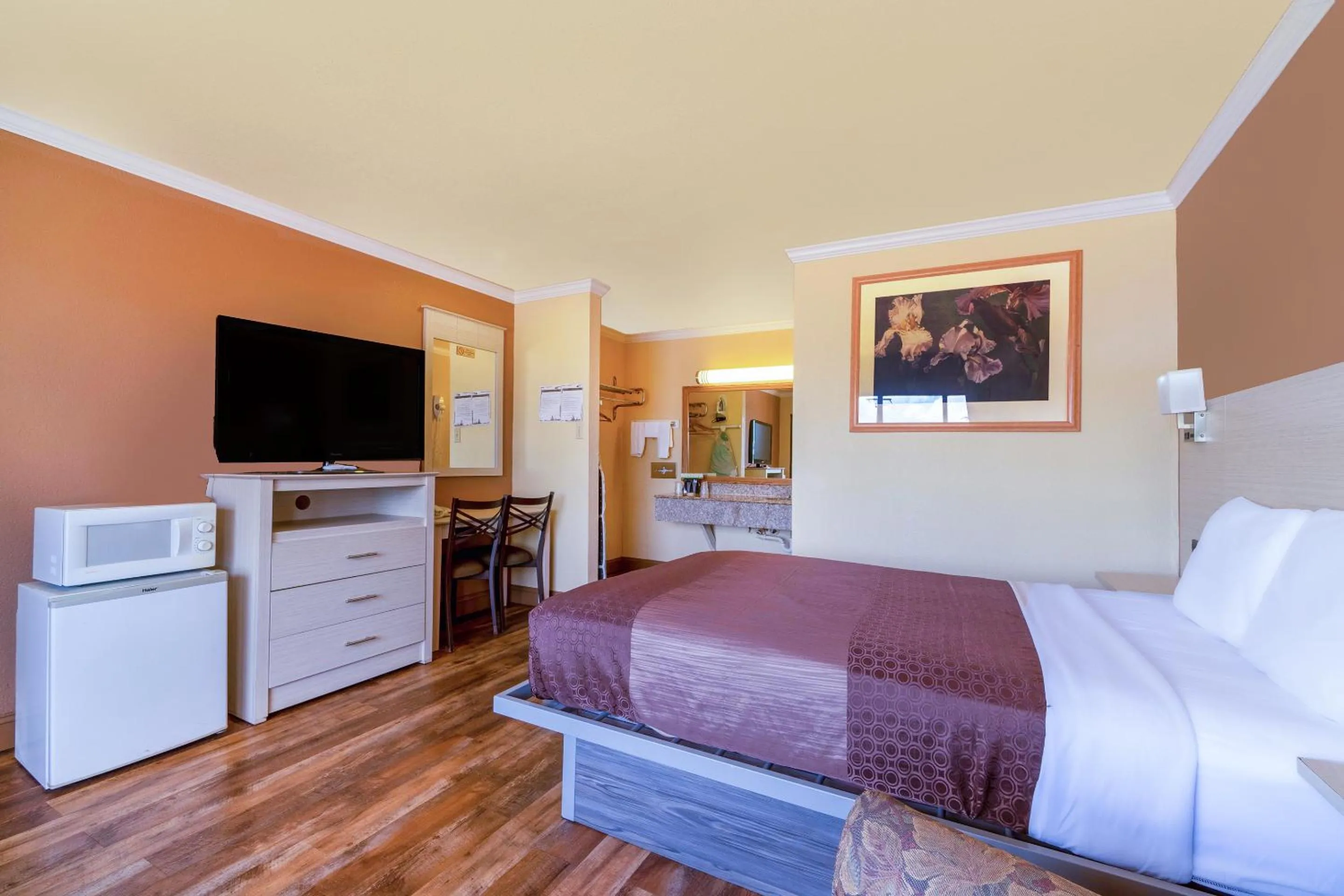 Bedroom in River Valley Motor Inn By OYO La Grange Texas