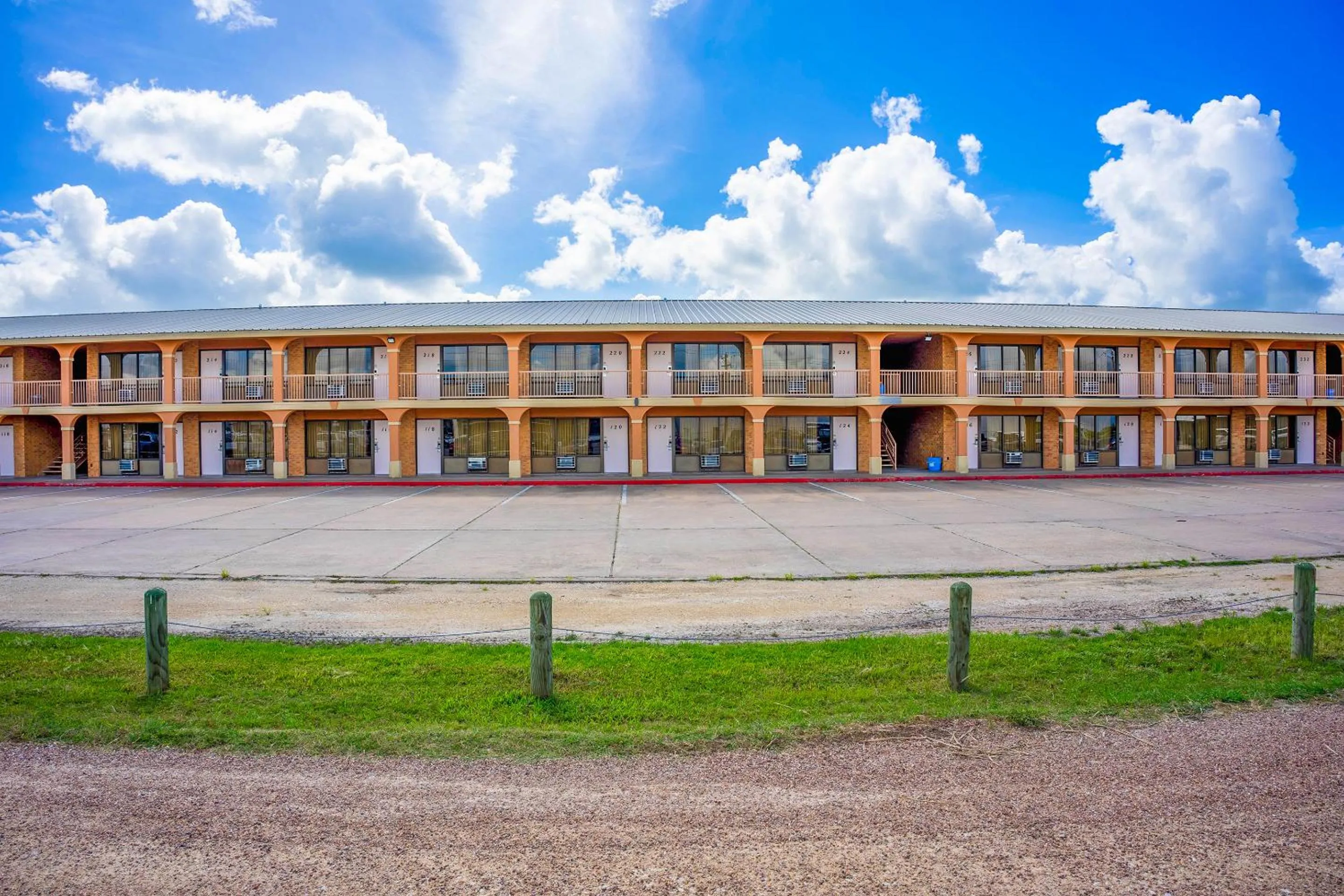 Property building in River Valley Motor Inn By OYO La Grange Texas