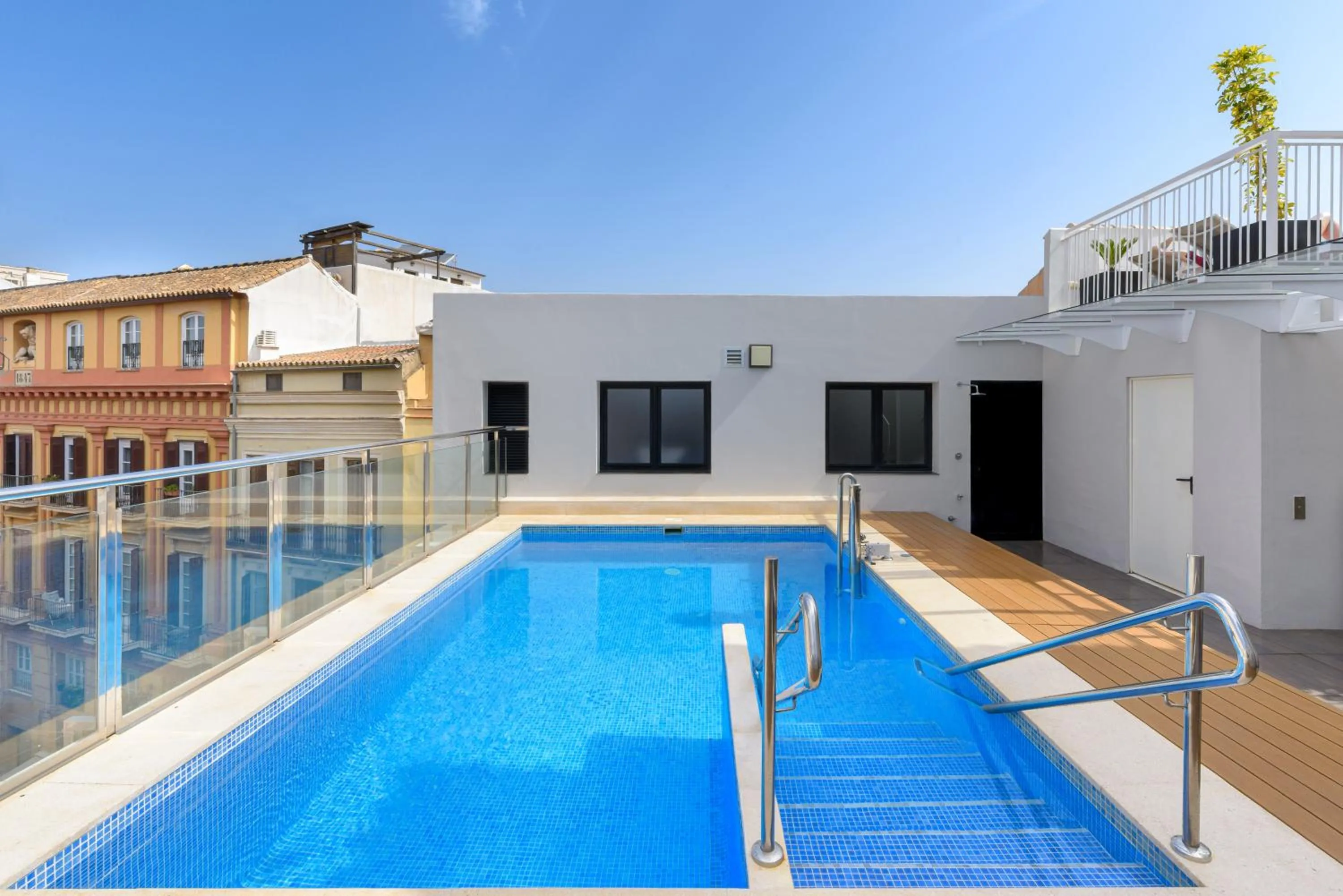 Swimming pool in Exe Málaga Museos