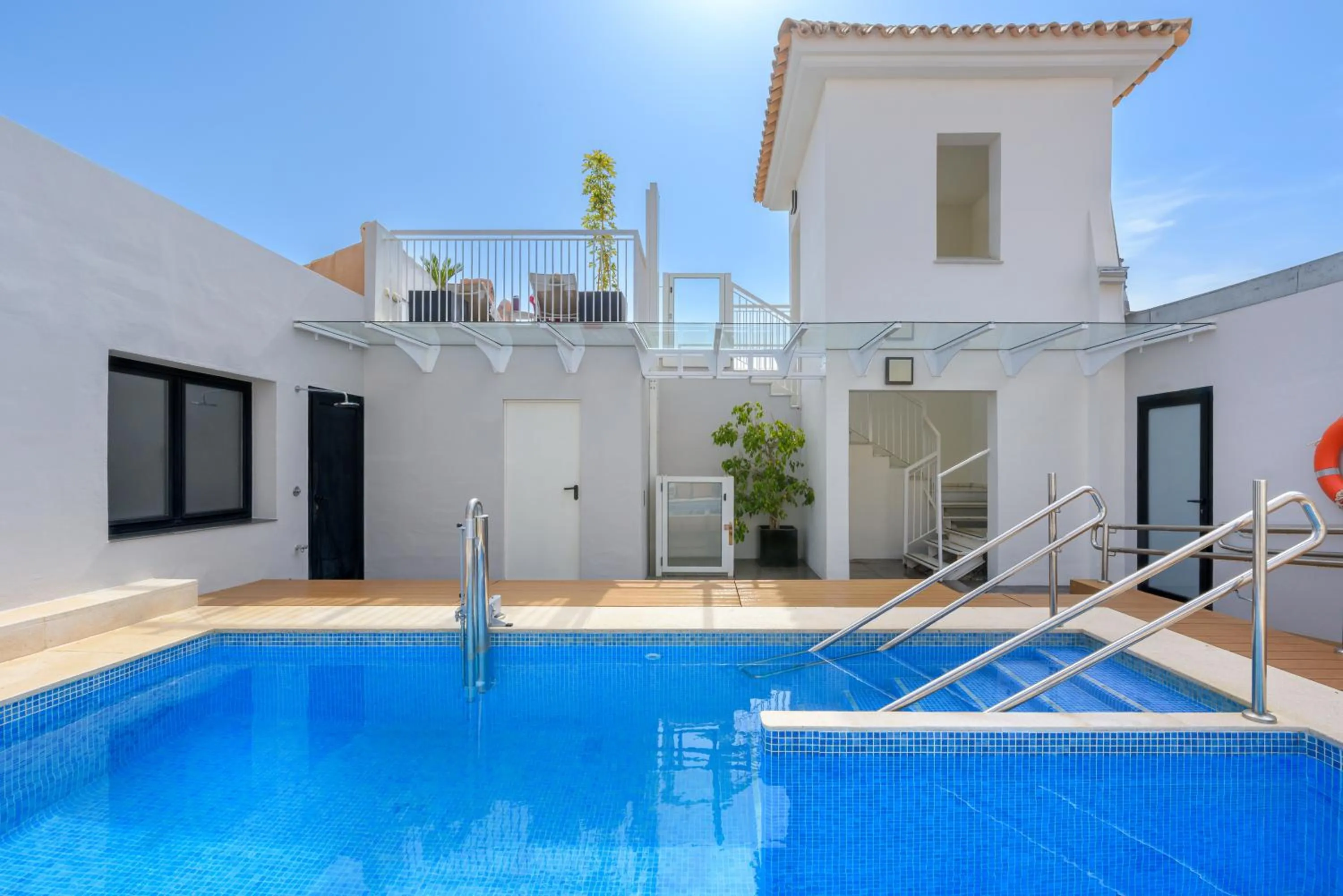 Swimming pool in Exe Málaga Museos