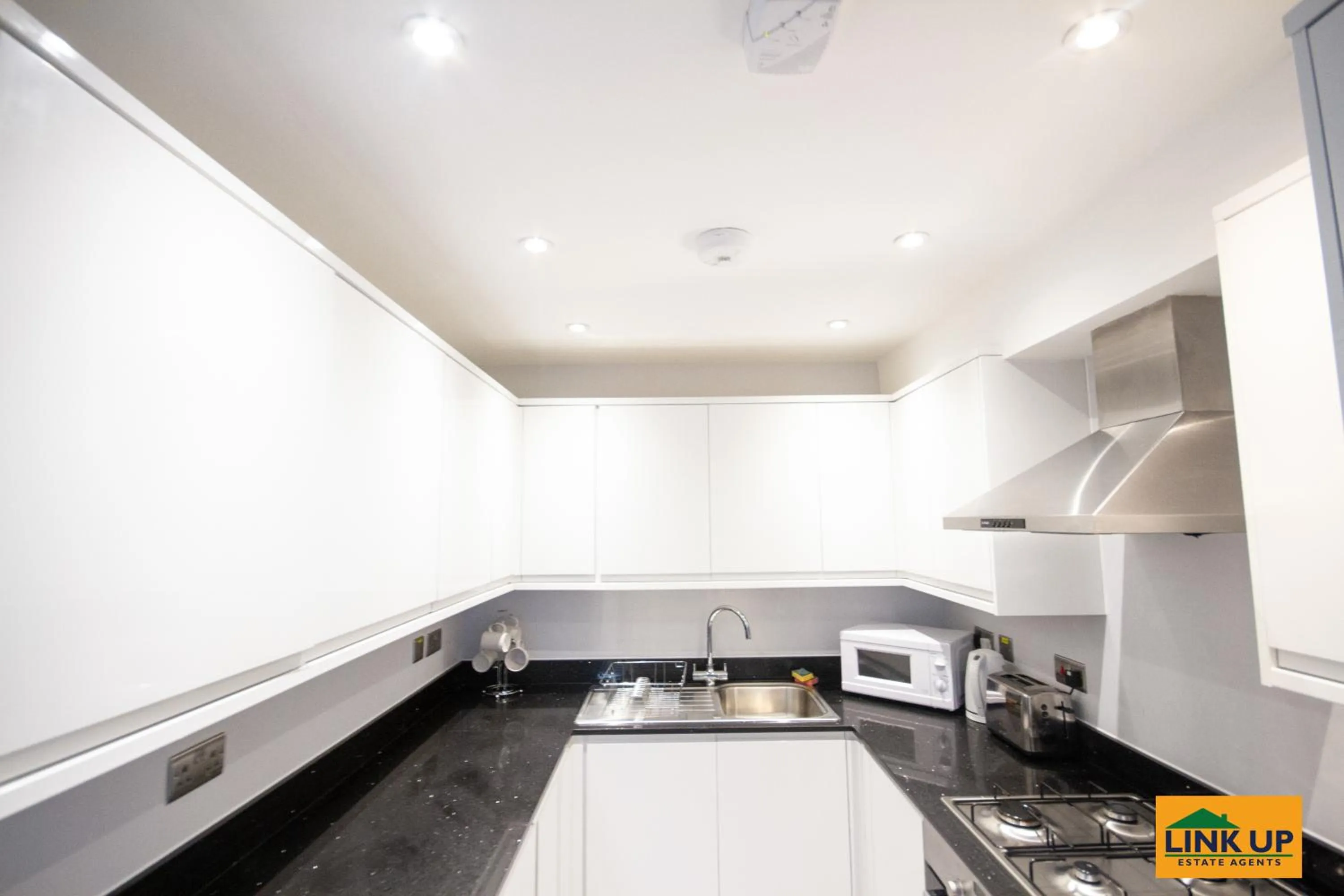 Kitchen or kitchenette in Holden Court Apartment - Apt 1