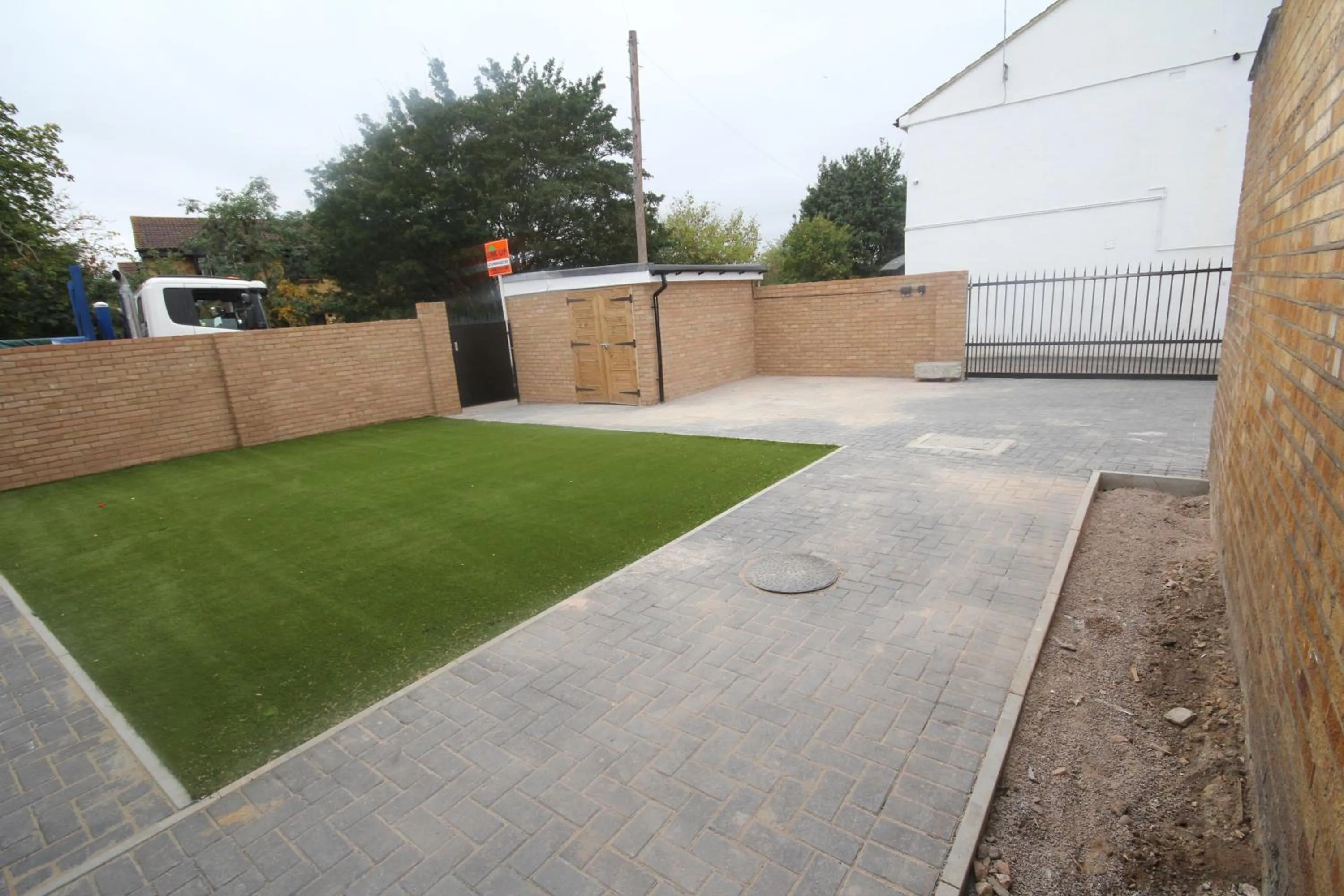 Garden in Holden Court Apartment - Apt 1