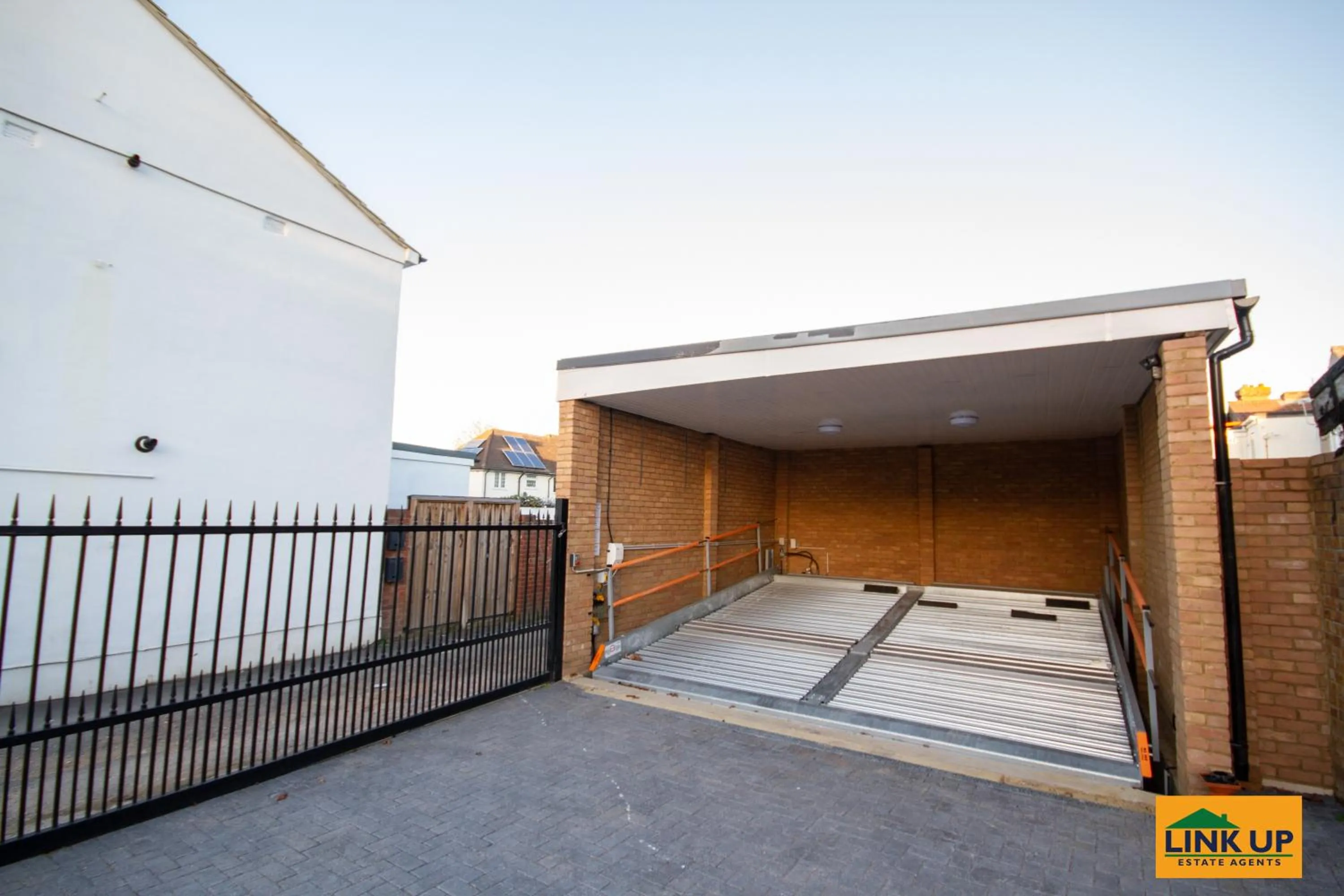 Garden, Bed in Holden Court Apartment - Apt 1