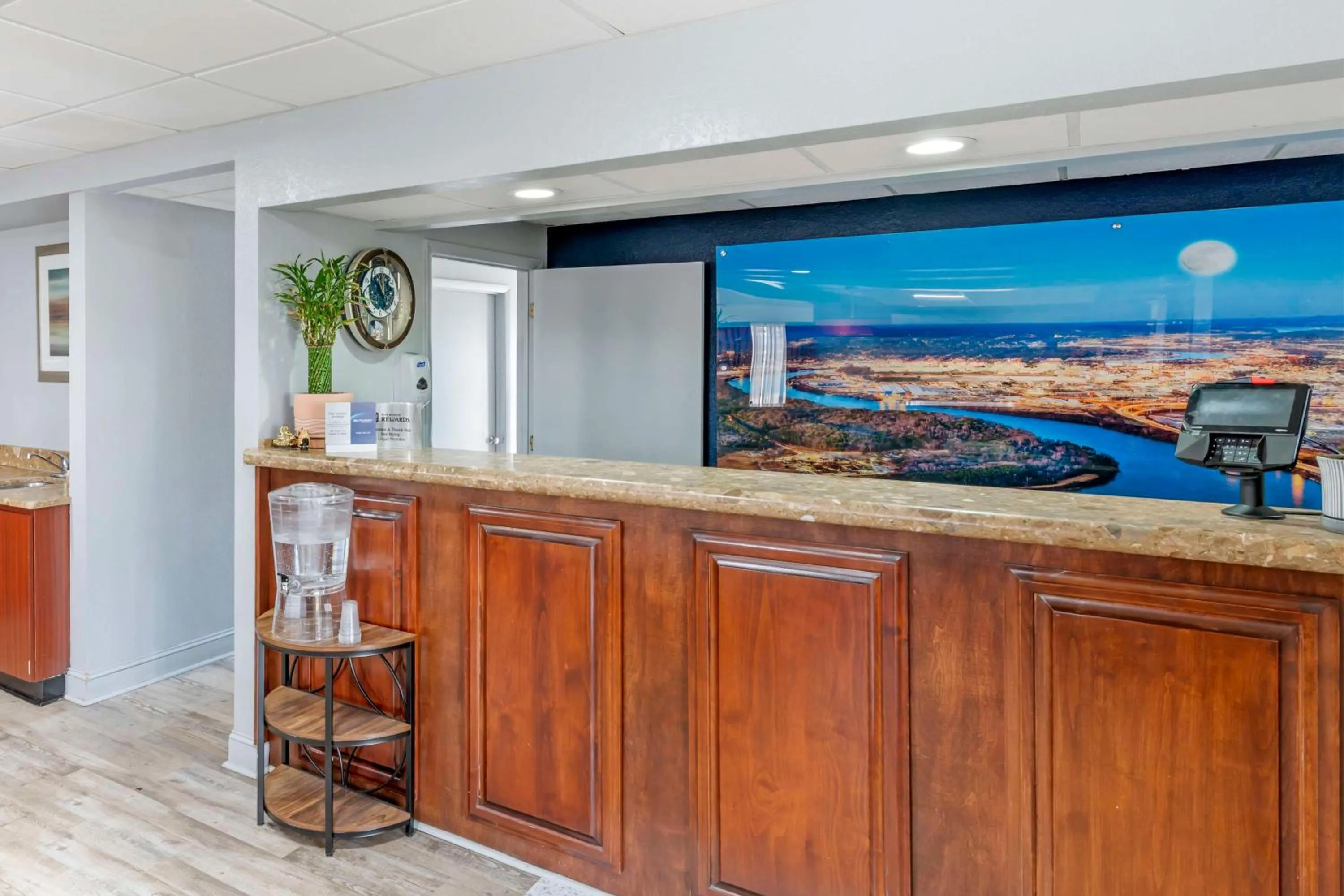 Lobby or reception in Best Western Royal Inn