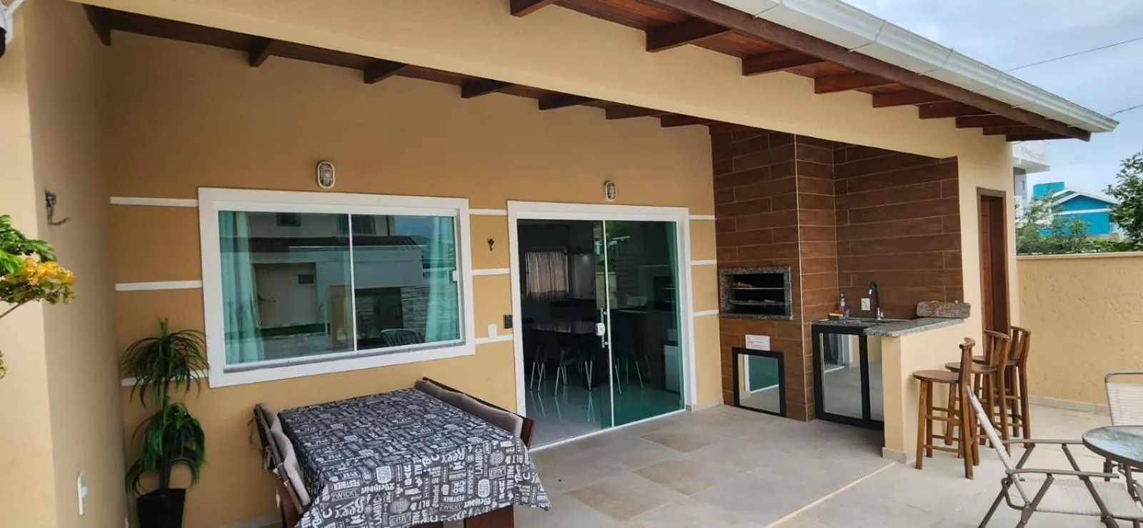 Linda casa no baln. Ponta do papagaio a 100m do mar