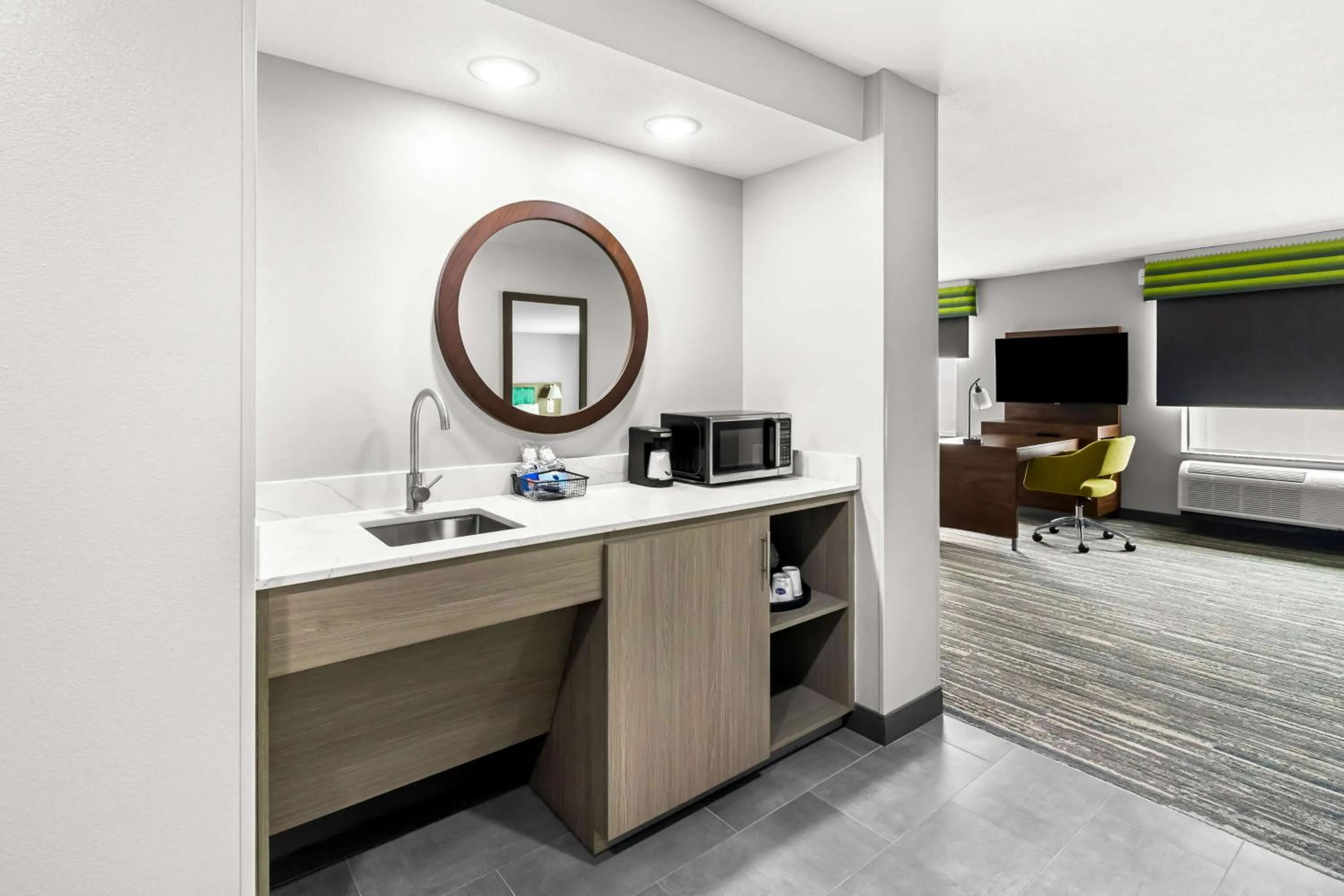 Photo of the whole room, Bed in Hampton Inn by Hilton Dayton South