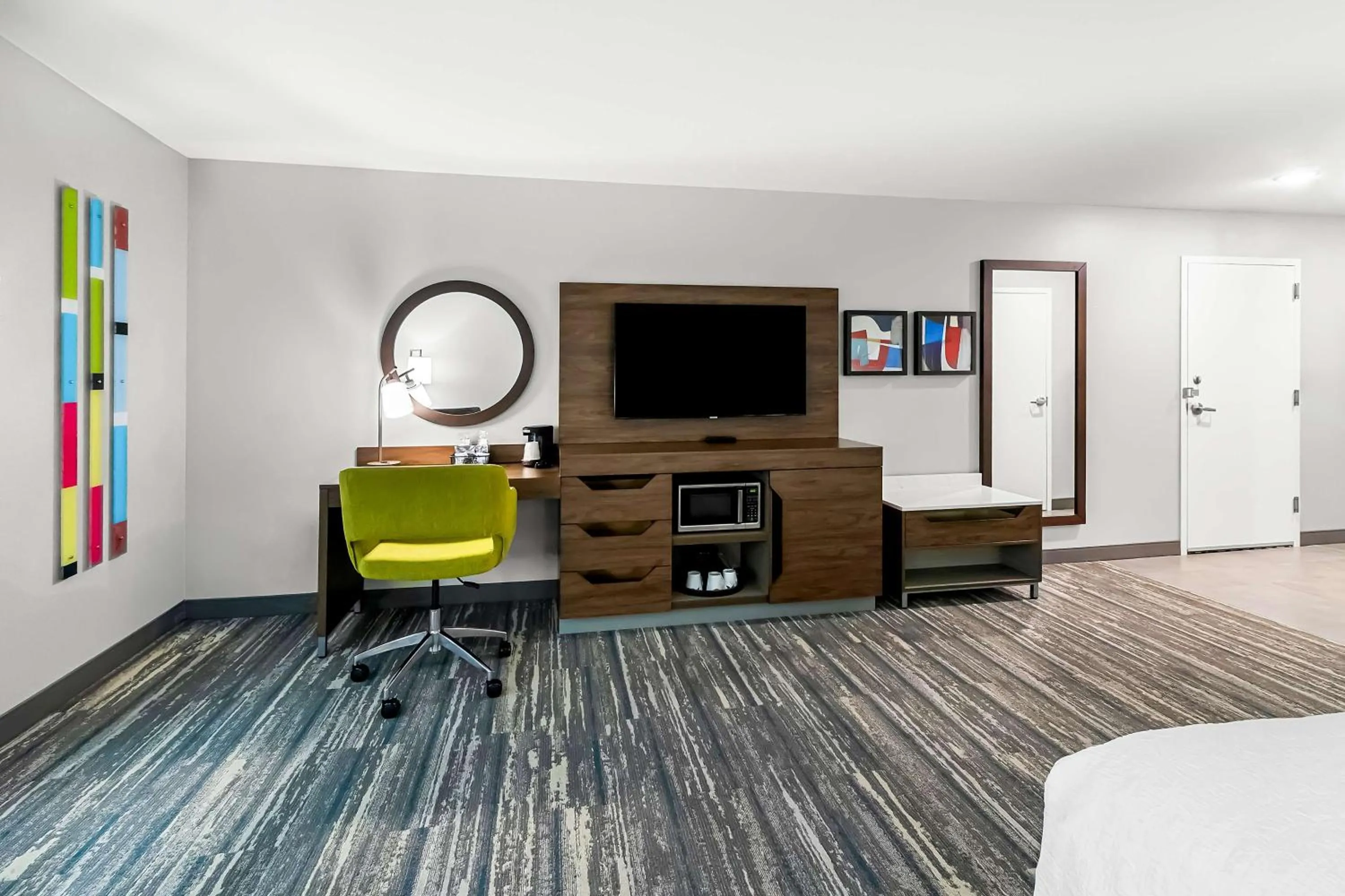 Bedroom in Hampton Inn by Hilton Dayton South